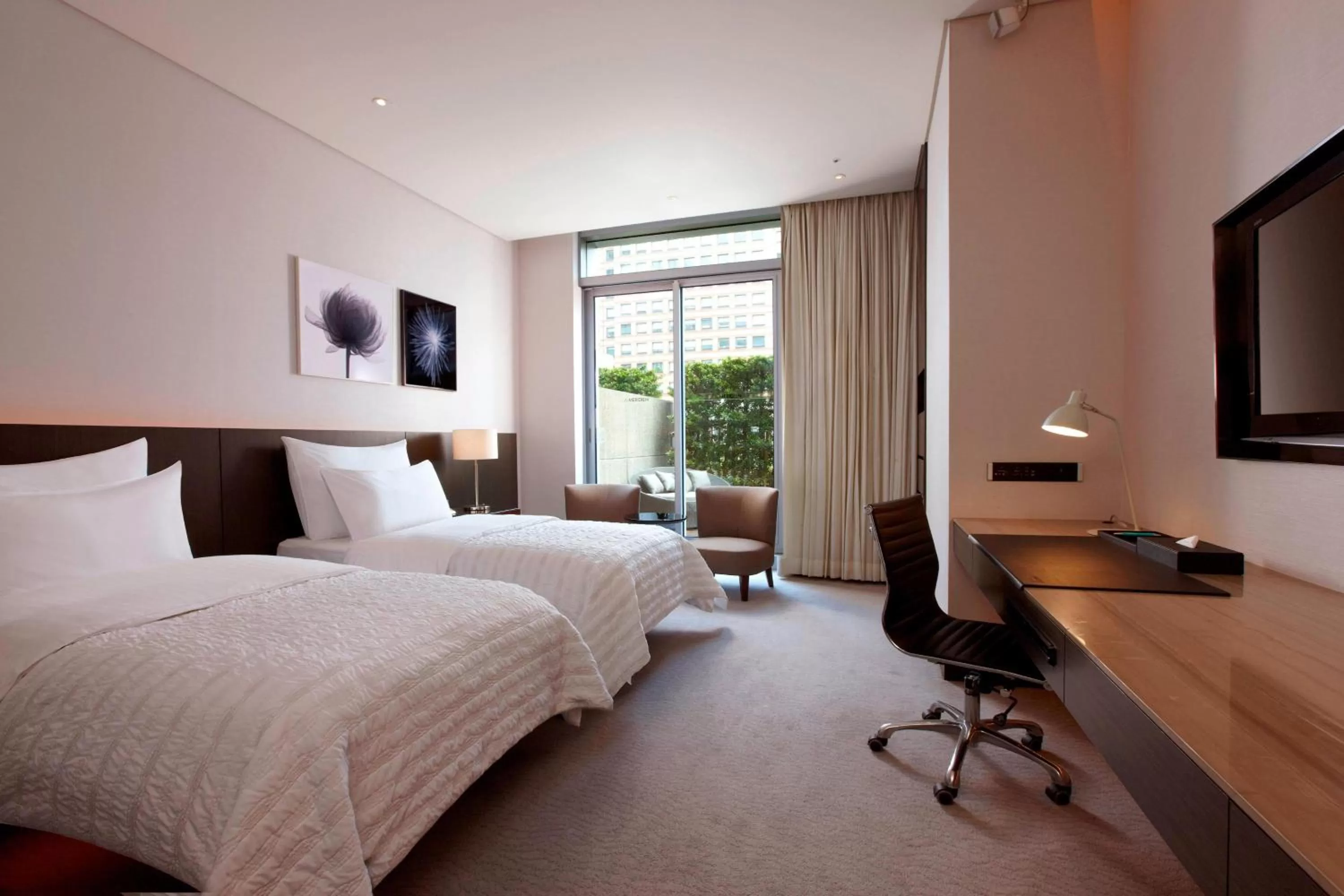 Photo of the whole room, Bed in Le Meridien Taipei