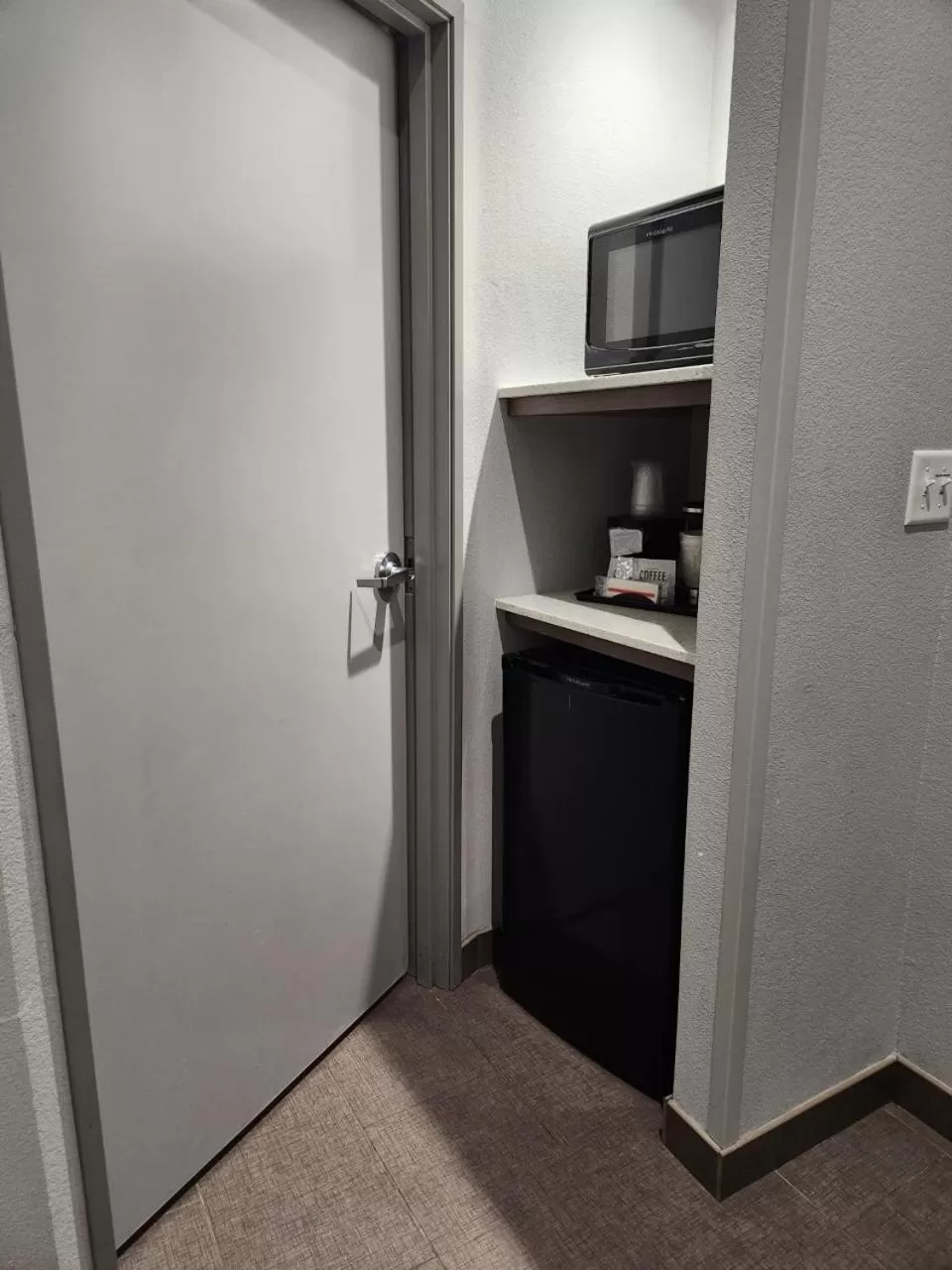 Kitchen or kitchenette in La Quinta by Wyndham Dallas Grand Prairie North