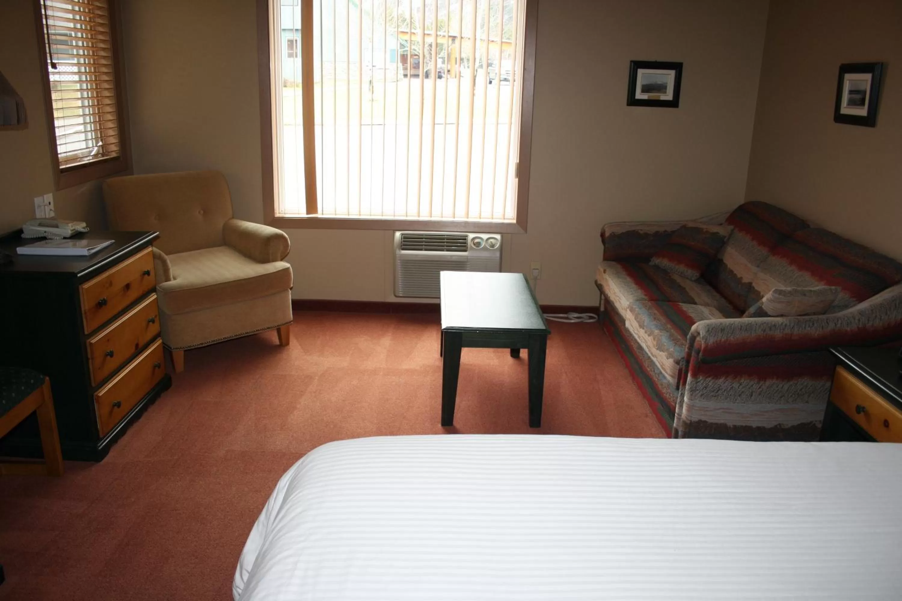 Seating area, Bed in Waterton Lakes Lodge Resort
