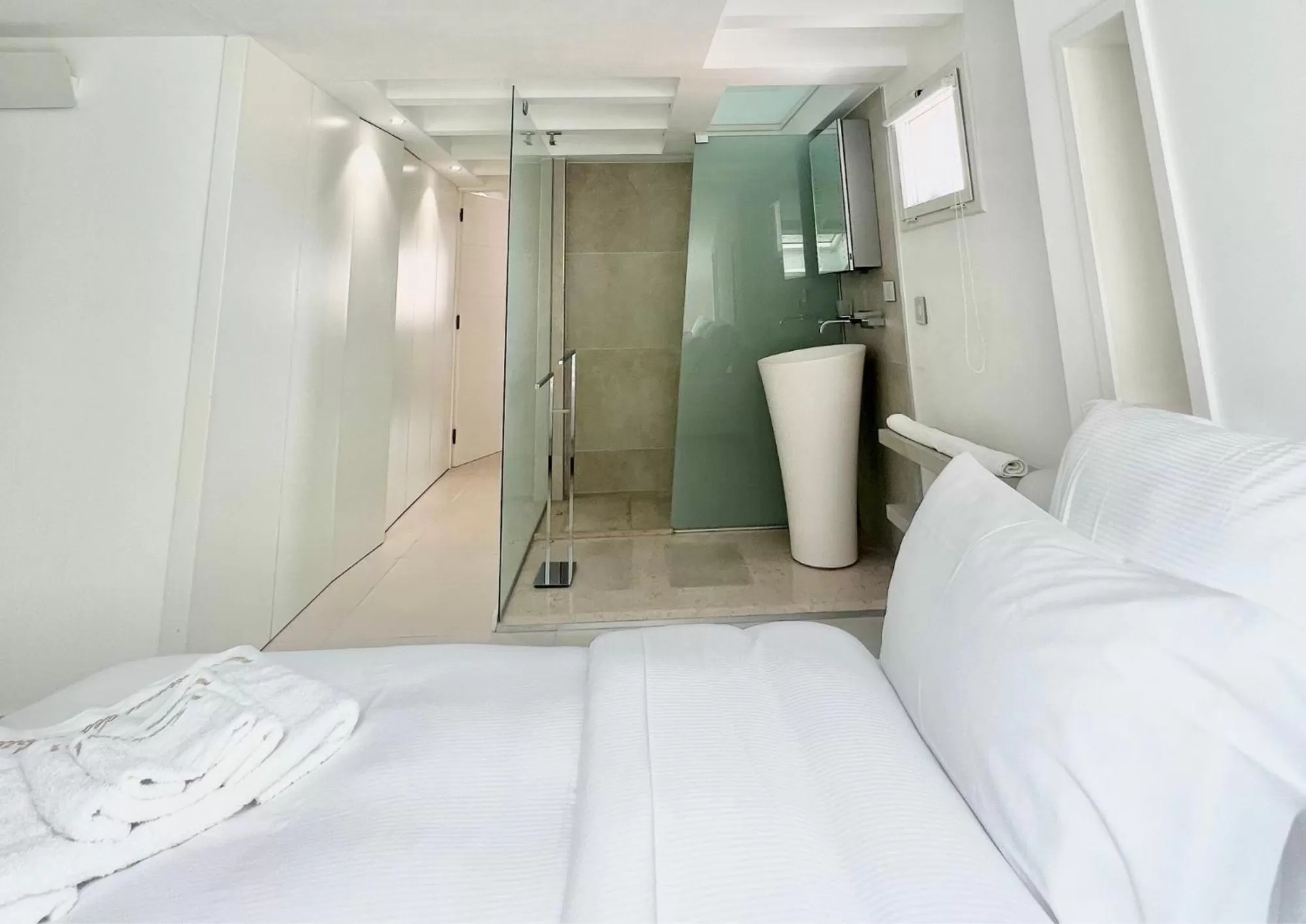 Bathroom, Bed in Traverse Des Artistes