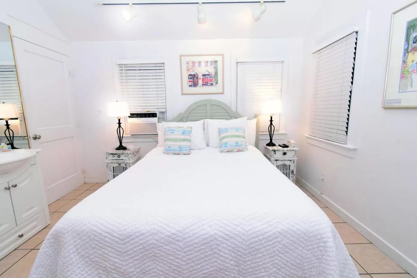 Bed in Simonton Court Historic Inn & Cottages