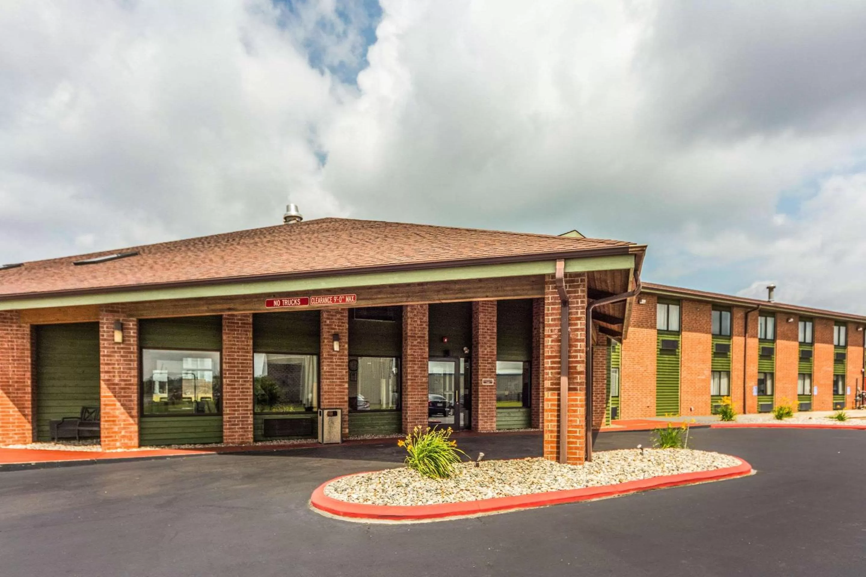 Property building in Quality Inn Columbia City near US-30