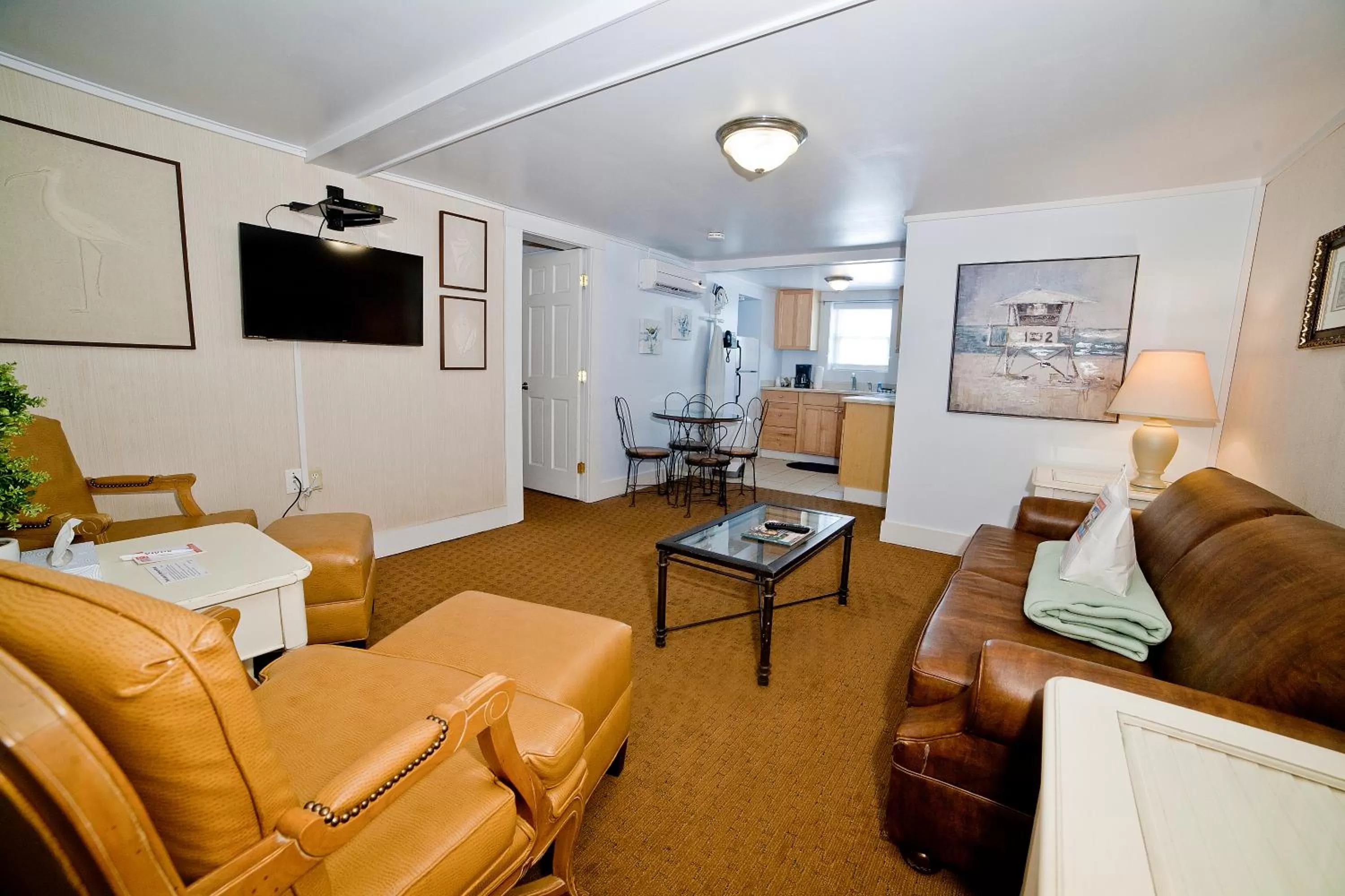 Seating Area in Georgianne Inn & Suites check in 212 Bulter Ave