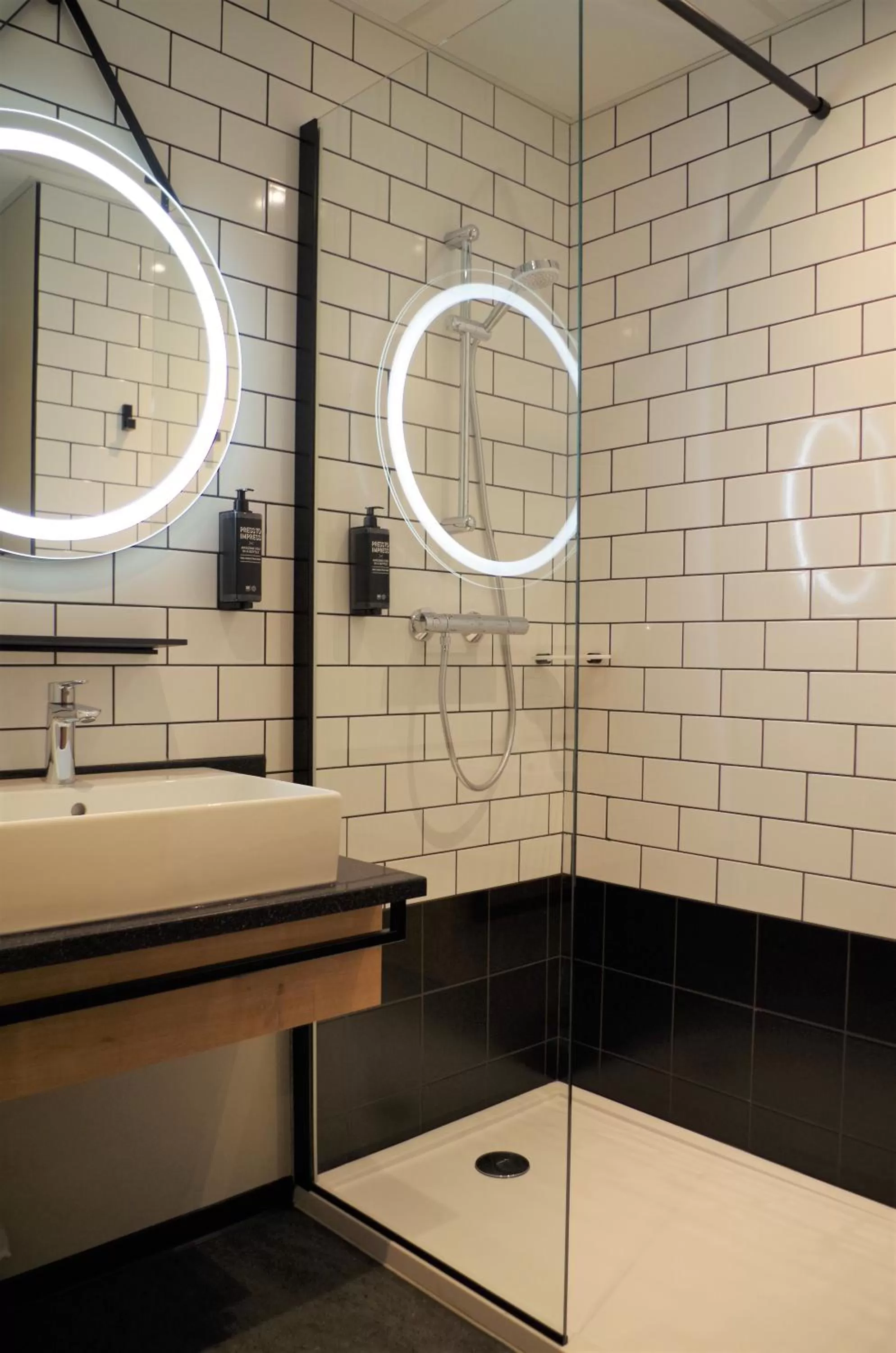 Bathroom in Ibis Lunel Petite Camargue