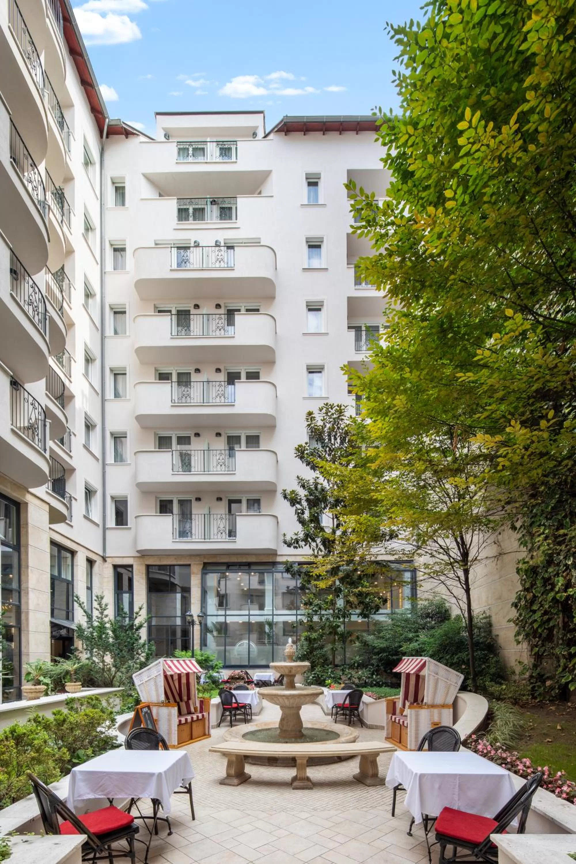 Garden in Queen's Court Hotel & Residence