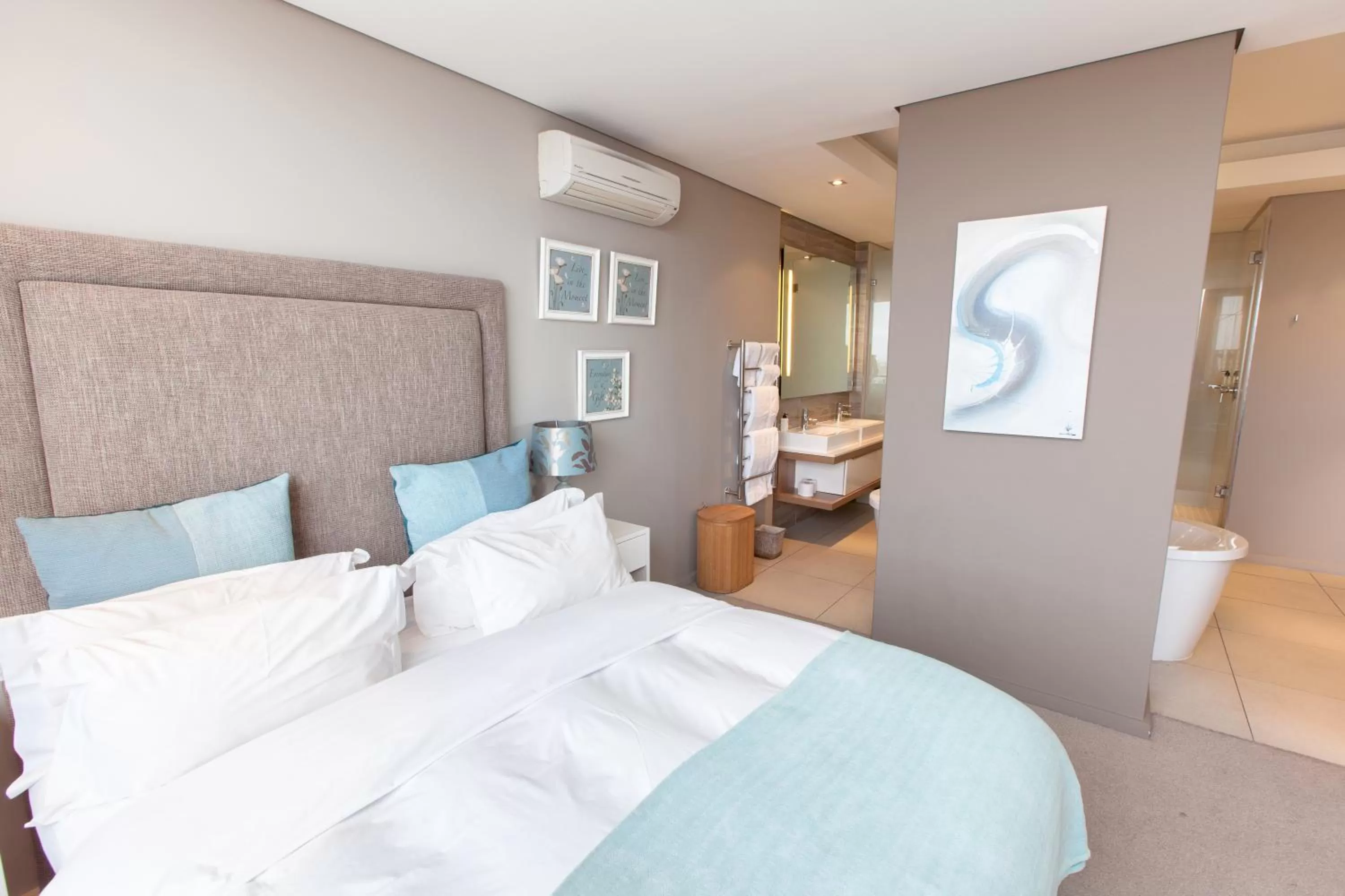 Luxury Two-Bedroom Apartment in The Residences at Crystal Towers