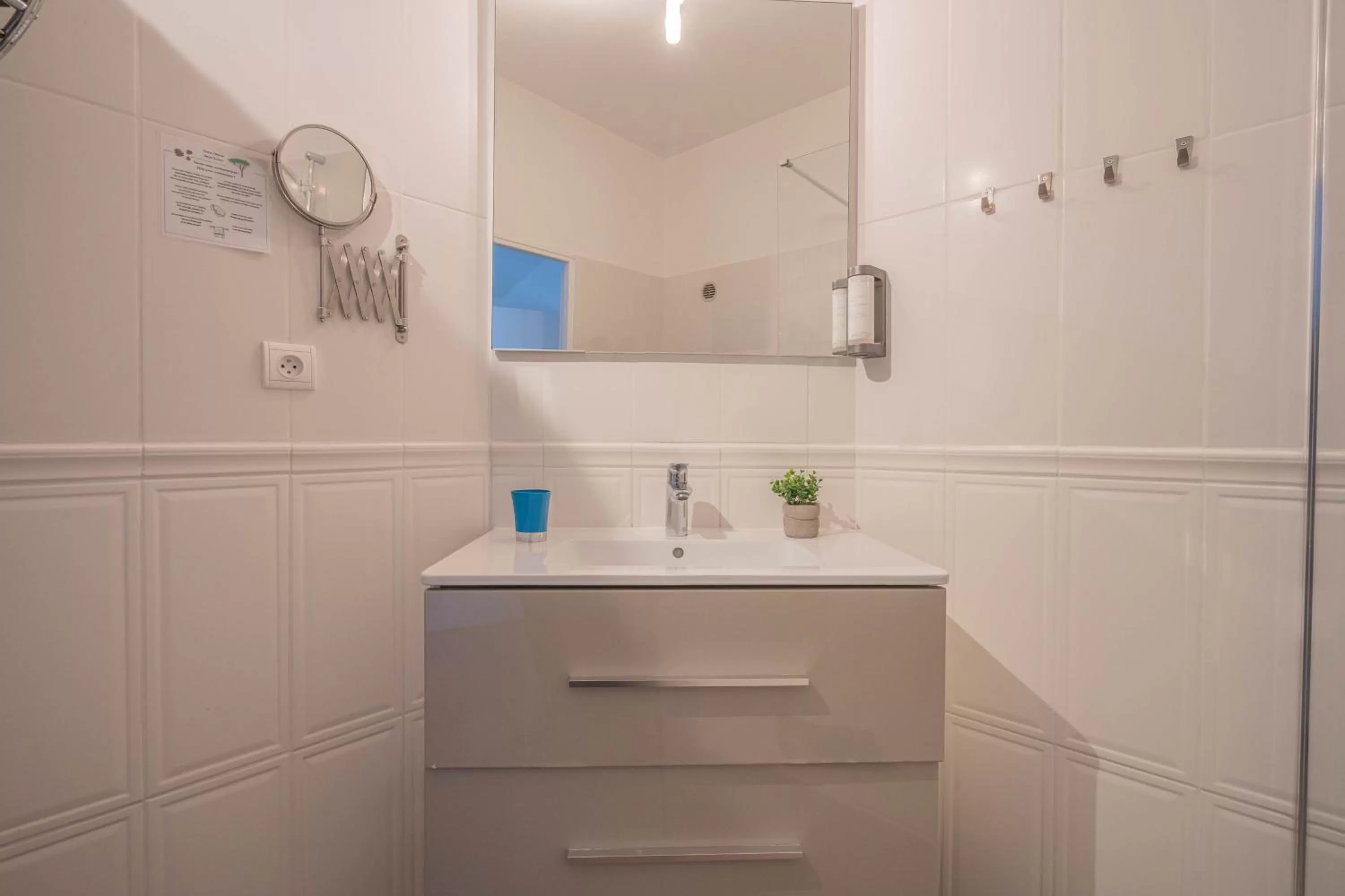 Bathroom in Hôtel Le Méditerranée