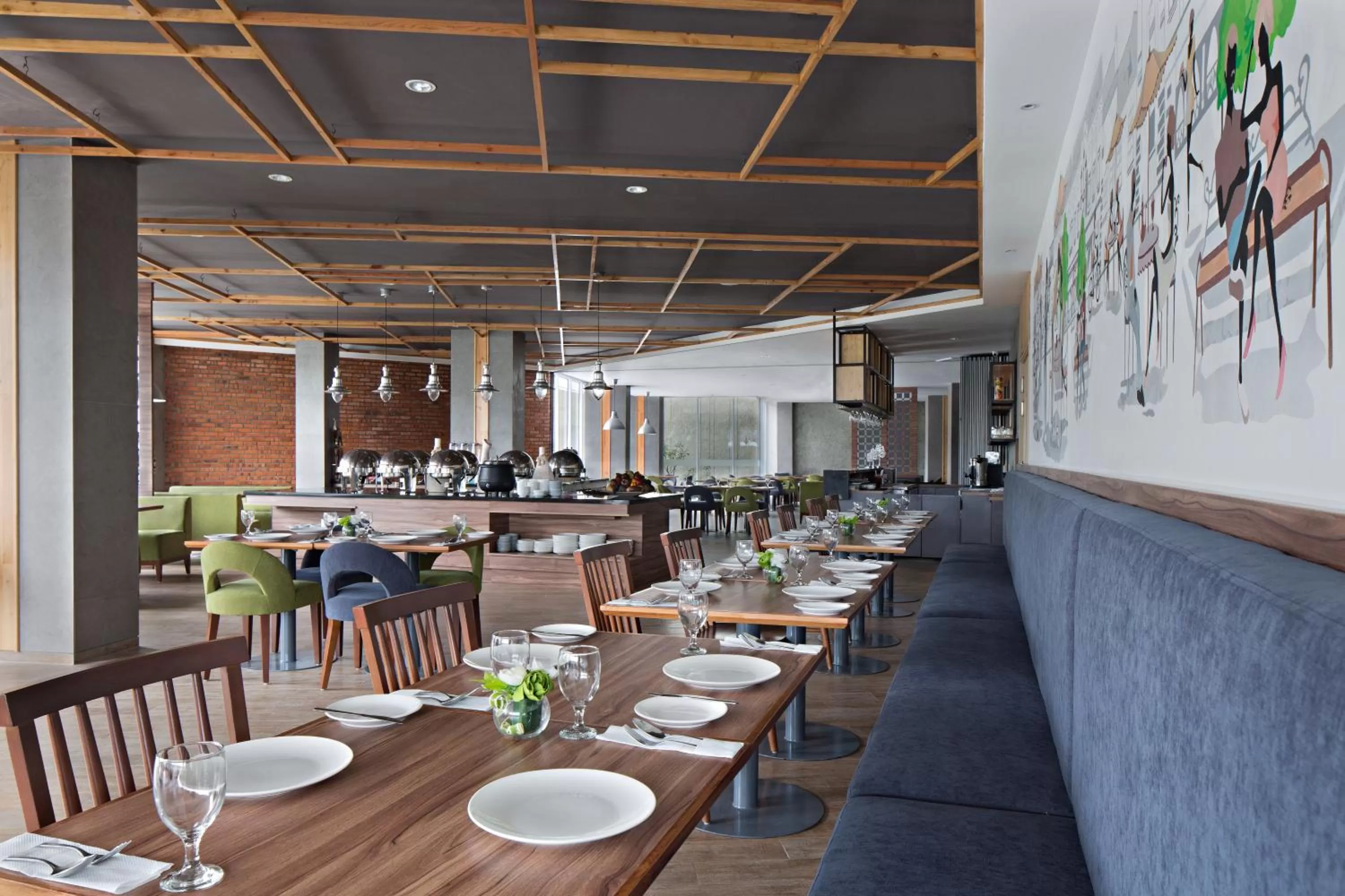 Restaurant/places to eat in Ayaka Suites