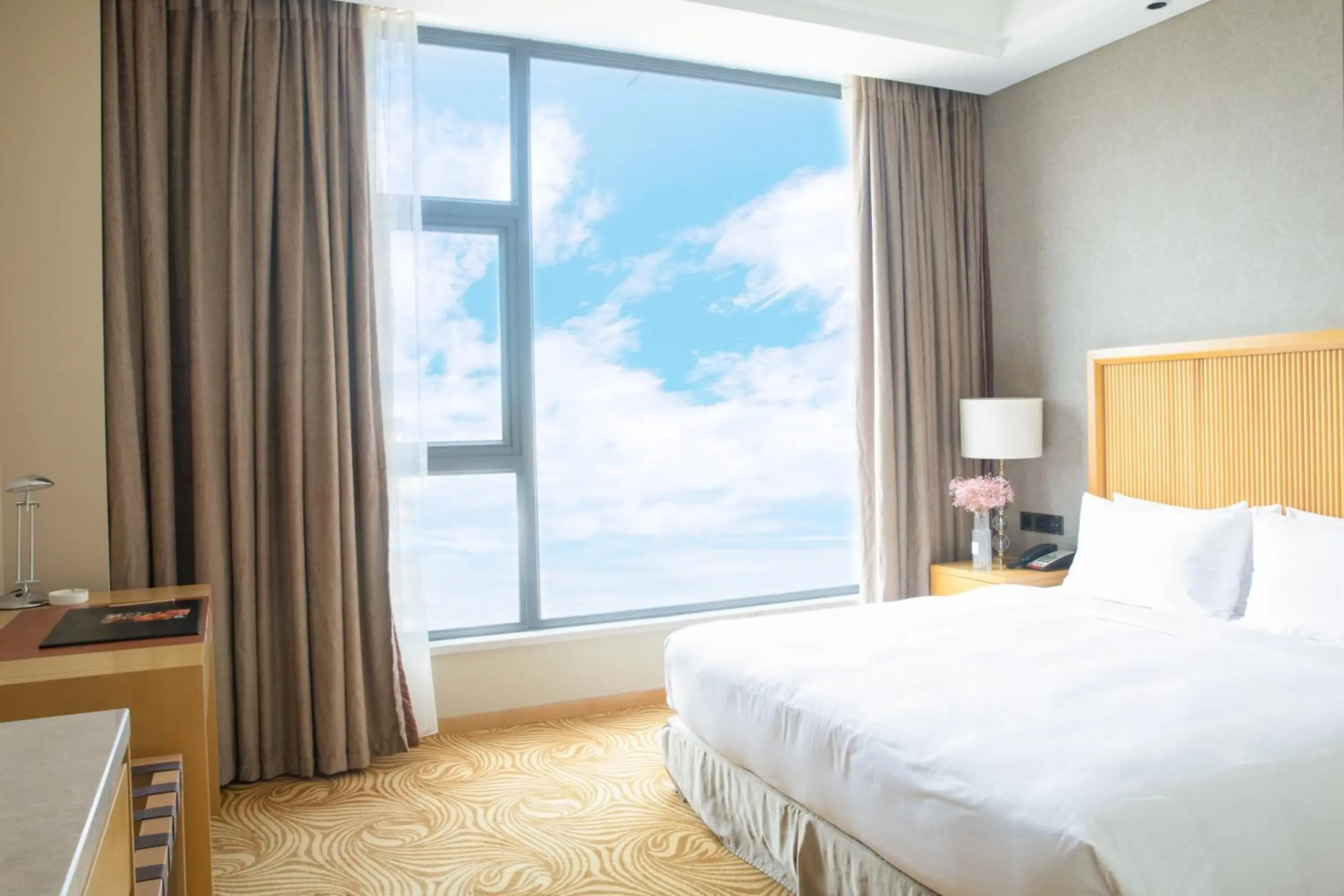 Standard King Room in Holiday Inn Foshan Nanhai Central by IHG Standard King Room in Holiday Inn Foshan Nanhai Central by IHG
