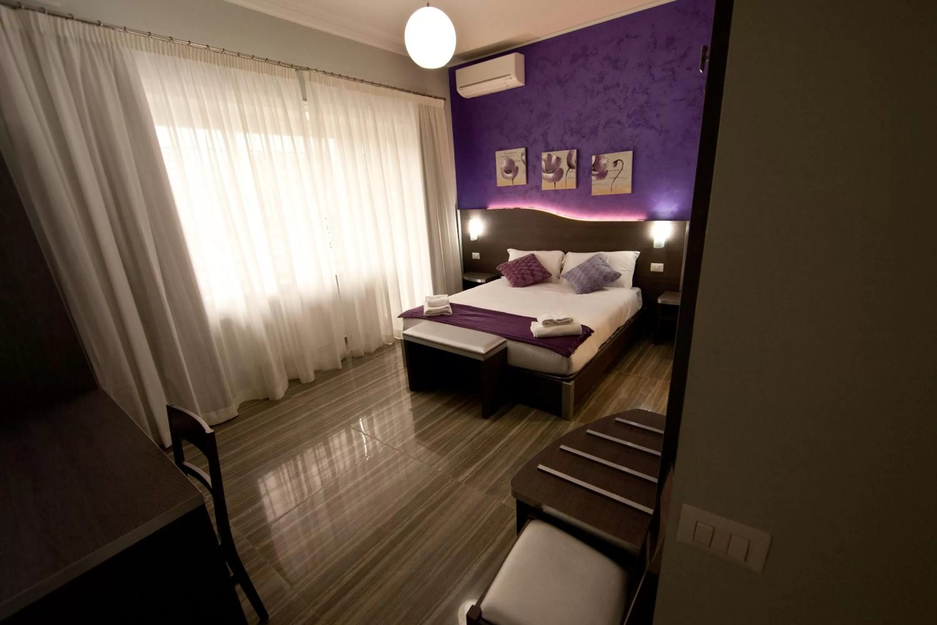 Photo of the whole room, Bed in Star of Rome