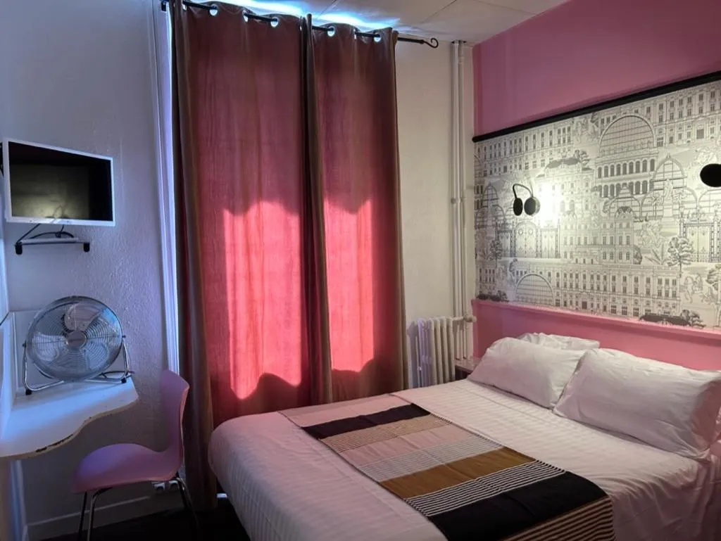 Bed in Hôtel de la Croix-Rousse