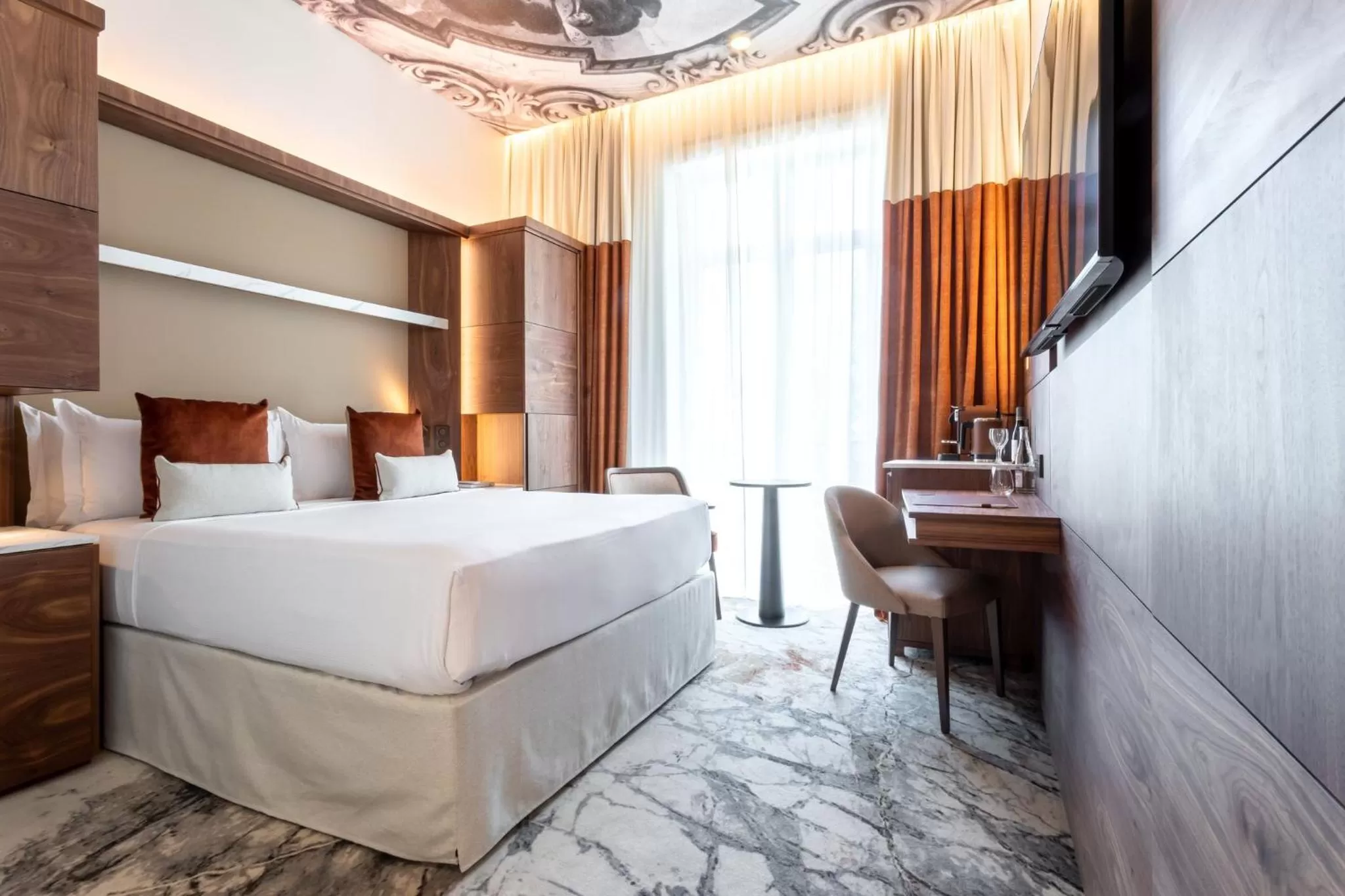 Photo of the whole room, Bed in InterContinental Paris Champs Elysées Etoile by IHG