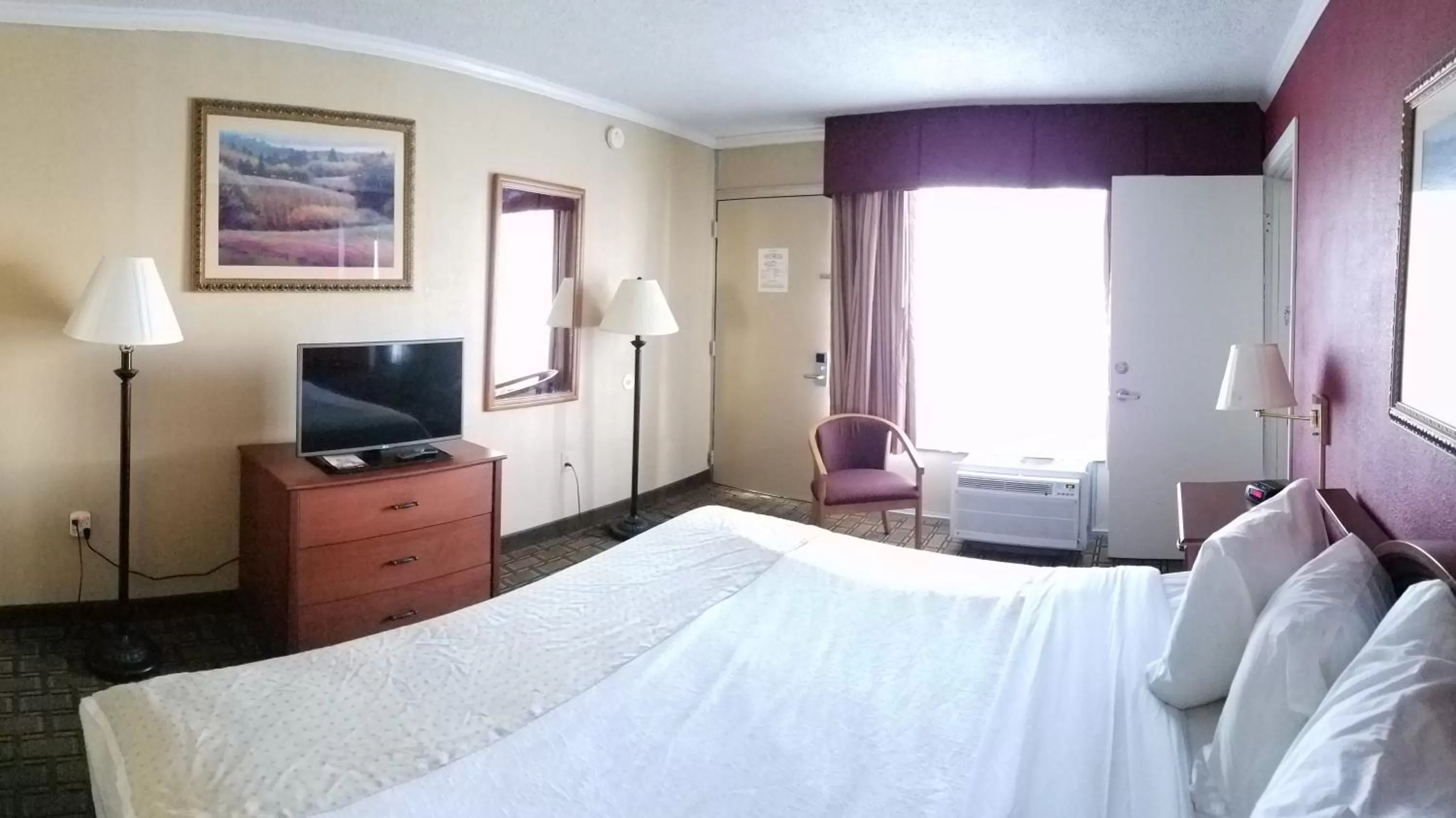 Bedroom, Bed in Travelodge by Wyndham Beckley