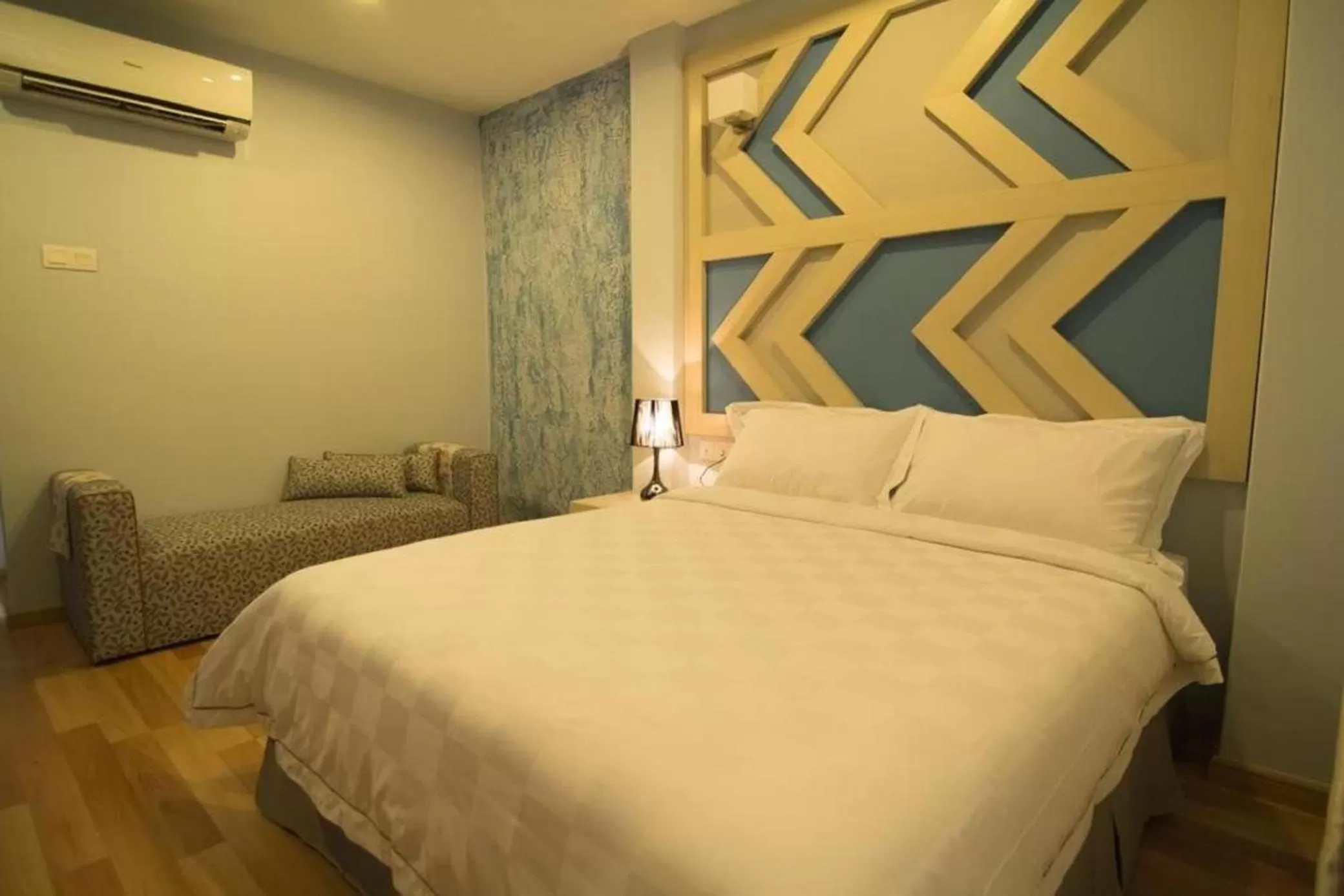 Bed in Sunshine Inn Plus