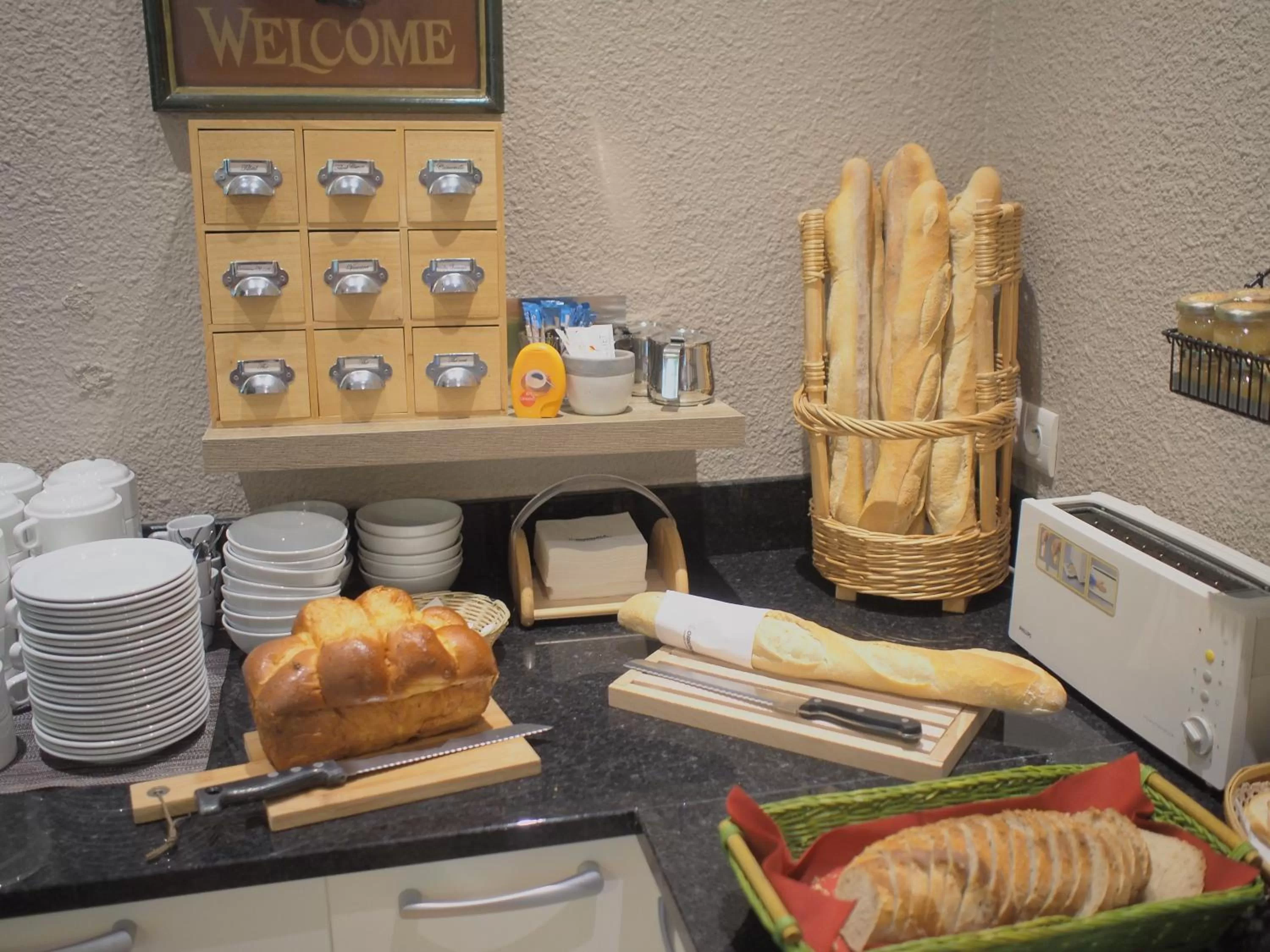 Breakfast in Hôtel et Restaurant Aster, Saint-Avold Nord