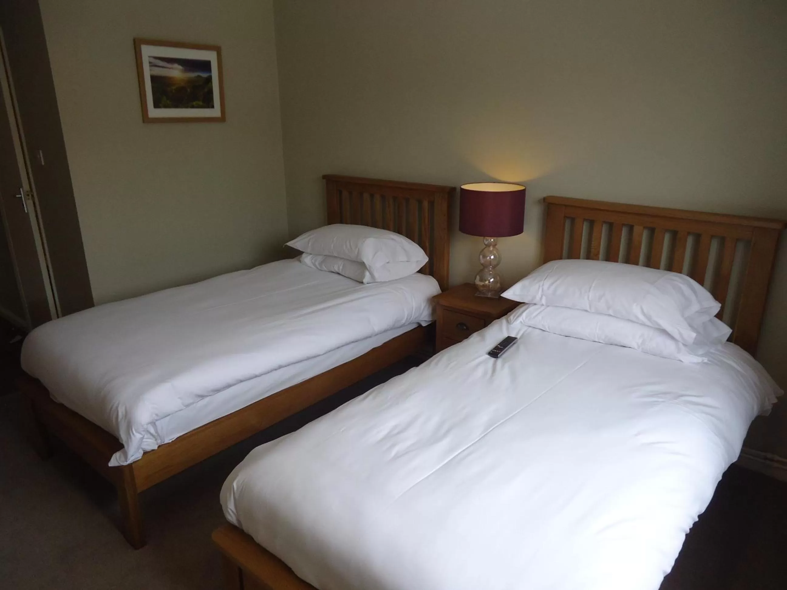 Photo of the whole room, Bed in Royal Oak Hotel