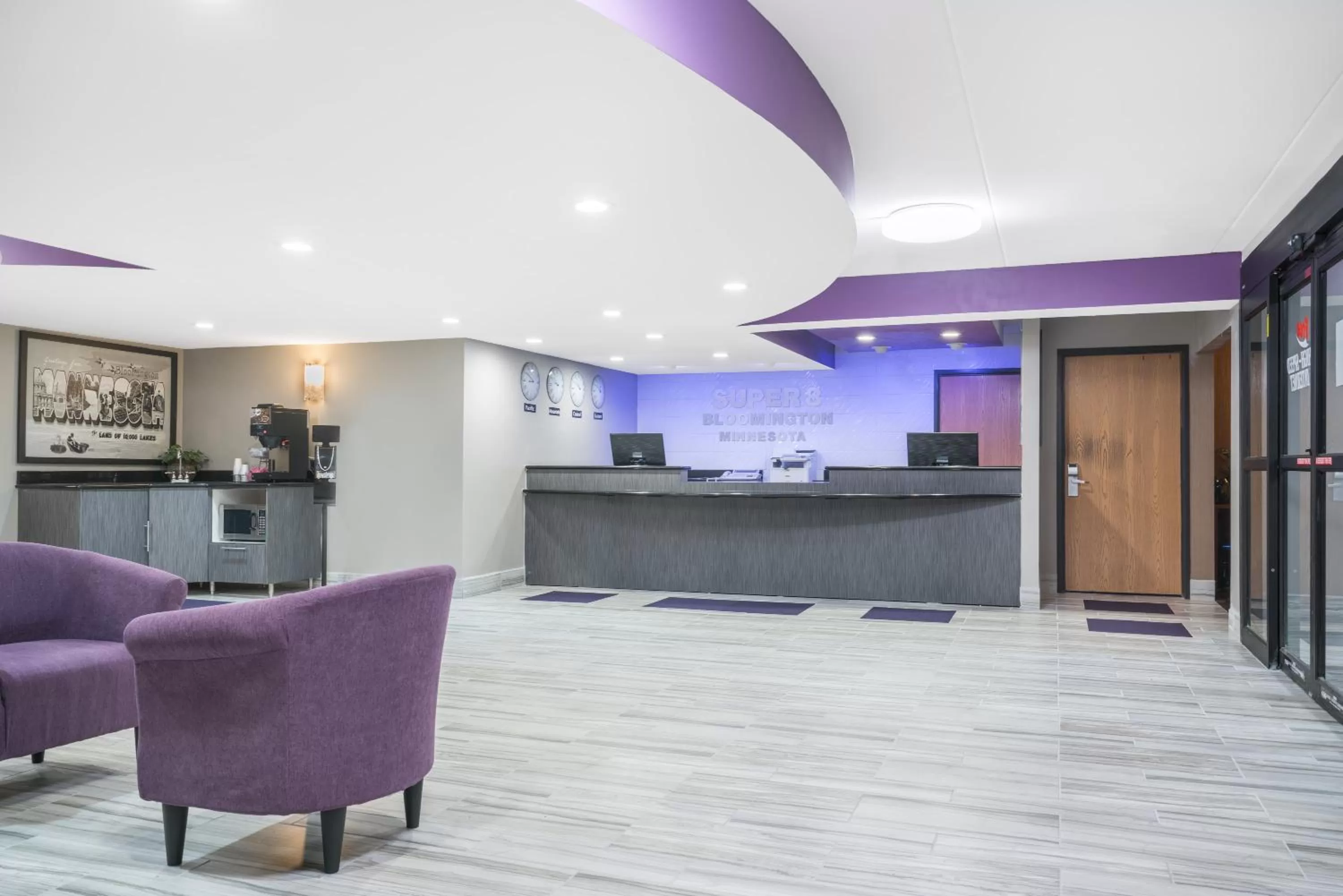 Lobby or reception in Super 8 by Wyndham Bloomington/Airport