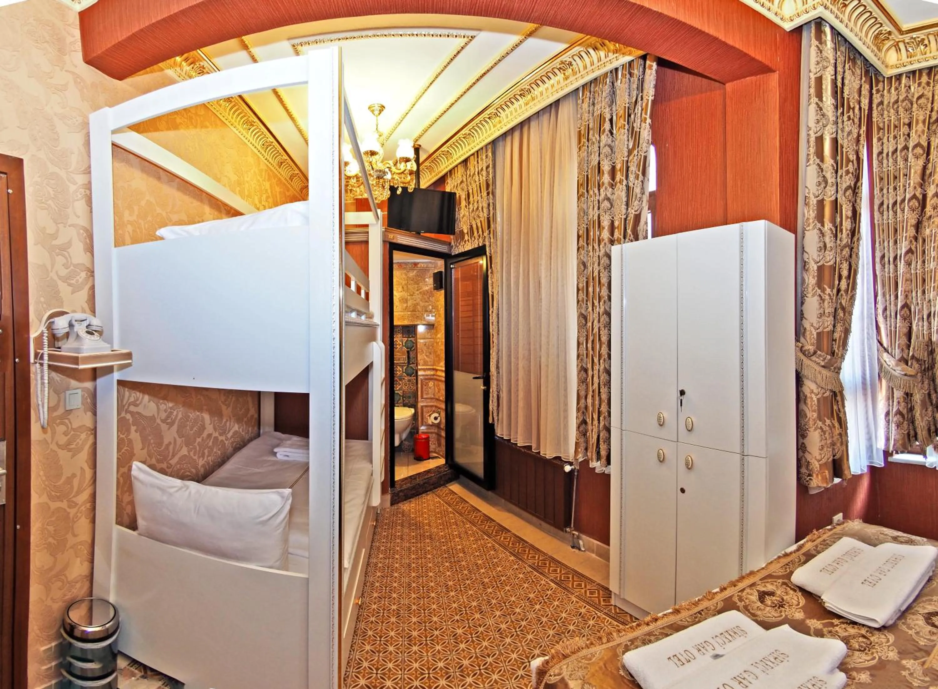 Shower, Bed in Glamour Classic Hotel Istanbul Sirkeci