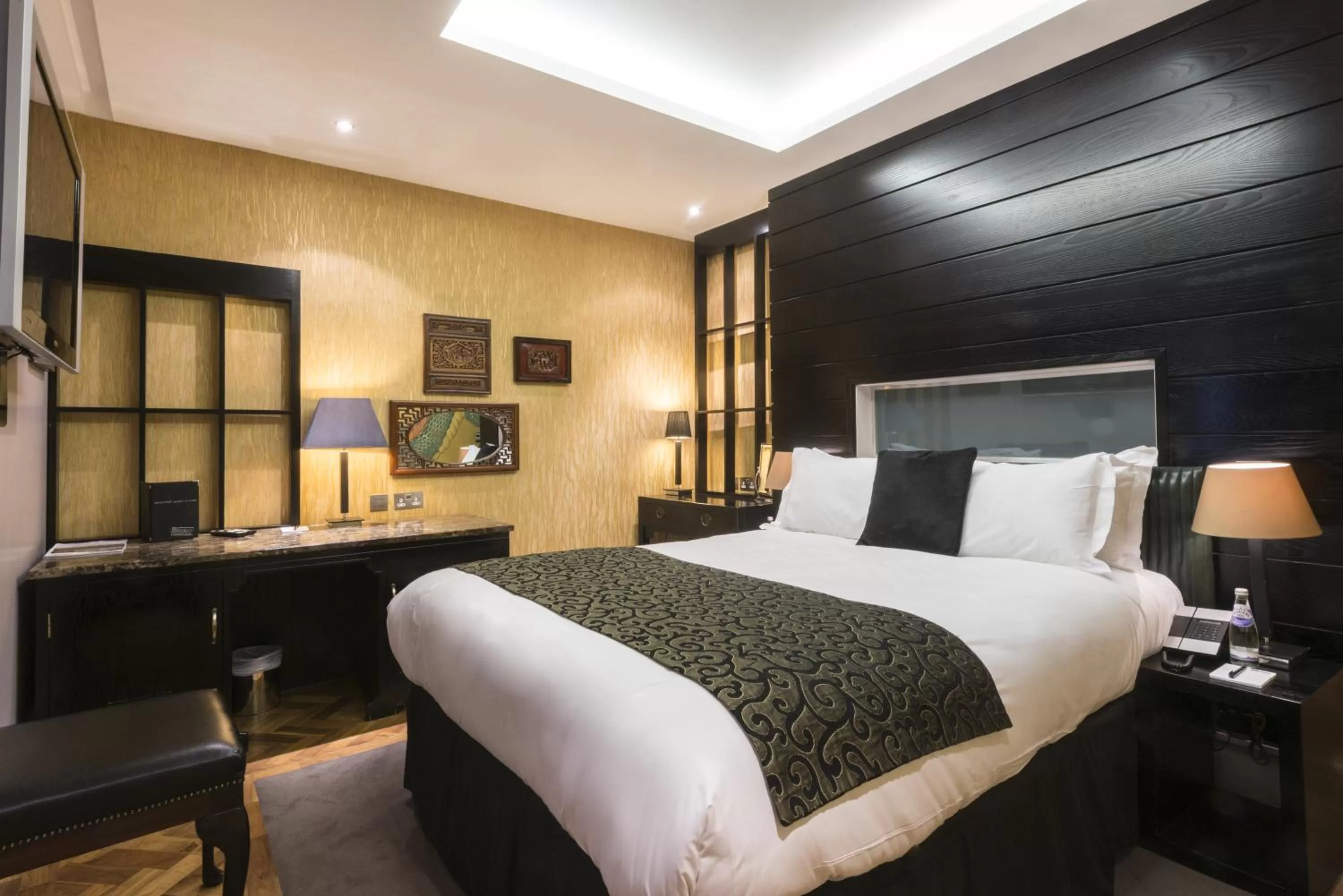 Bedroom, Bed in Le Monde Hotel