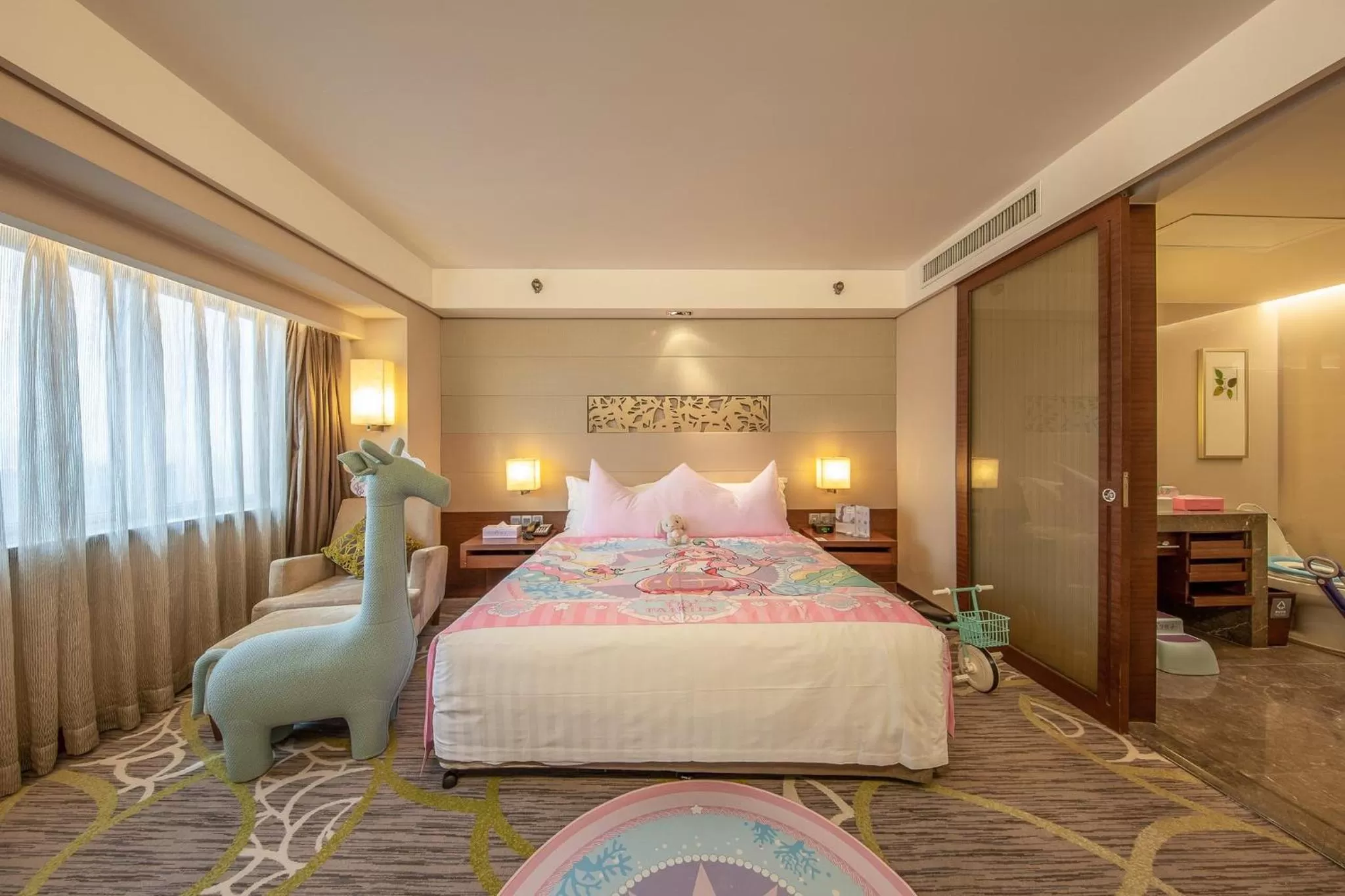 Photo of the whole room, Bed in Crowne Plaza Guangzhou City Centre by IHG
