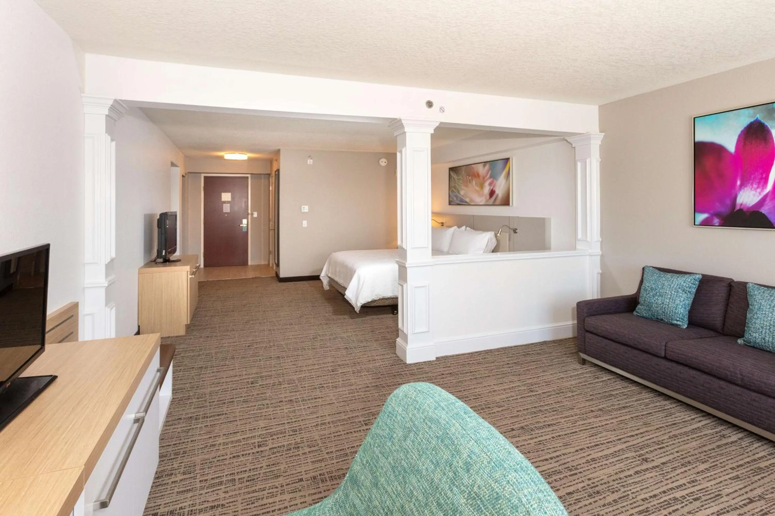 Living room, Bed in Hilton Garden Inn Daytona Beach Airport