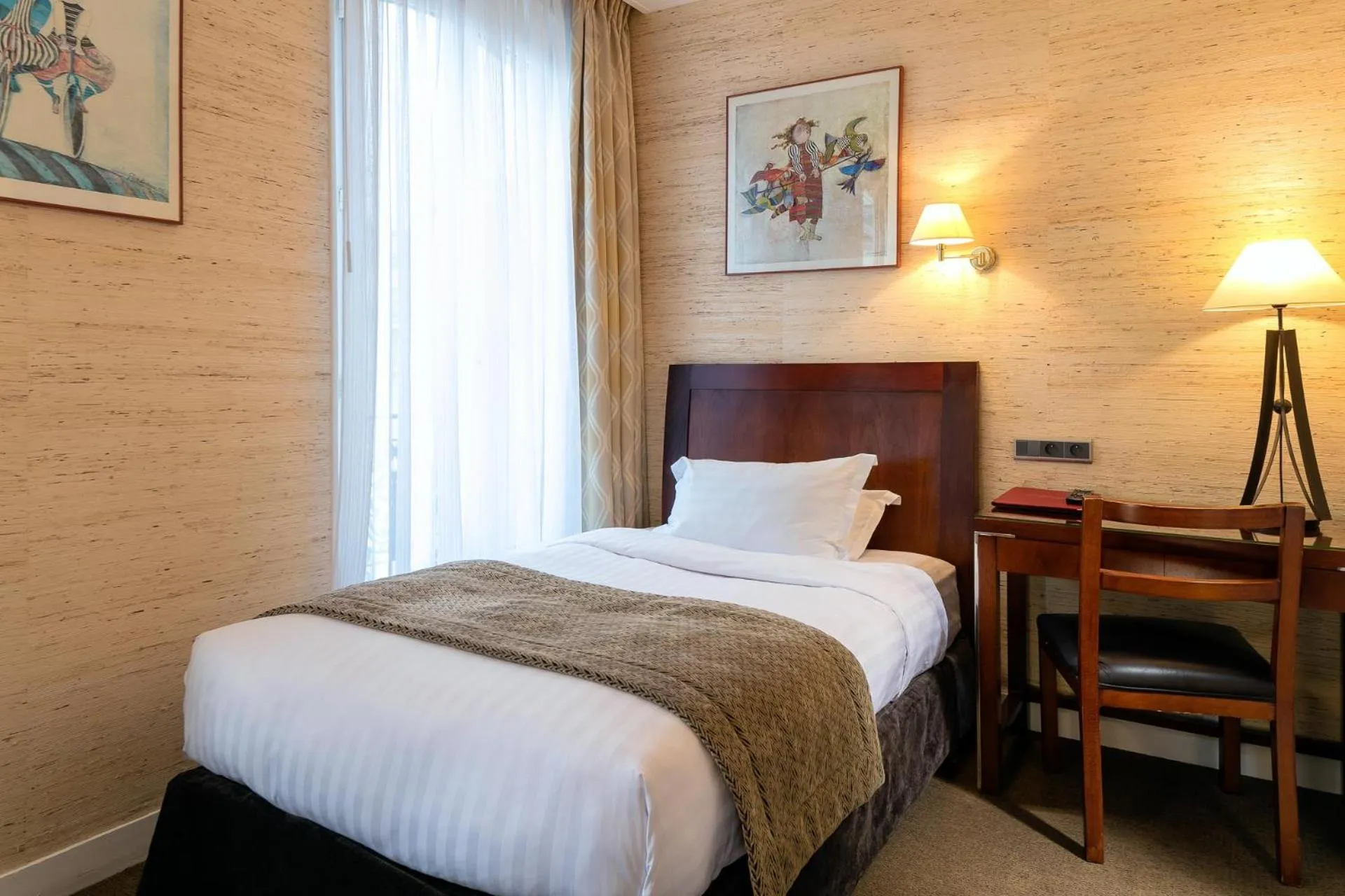 Photo of the whole room, Bed in Hôtel Delavigne