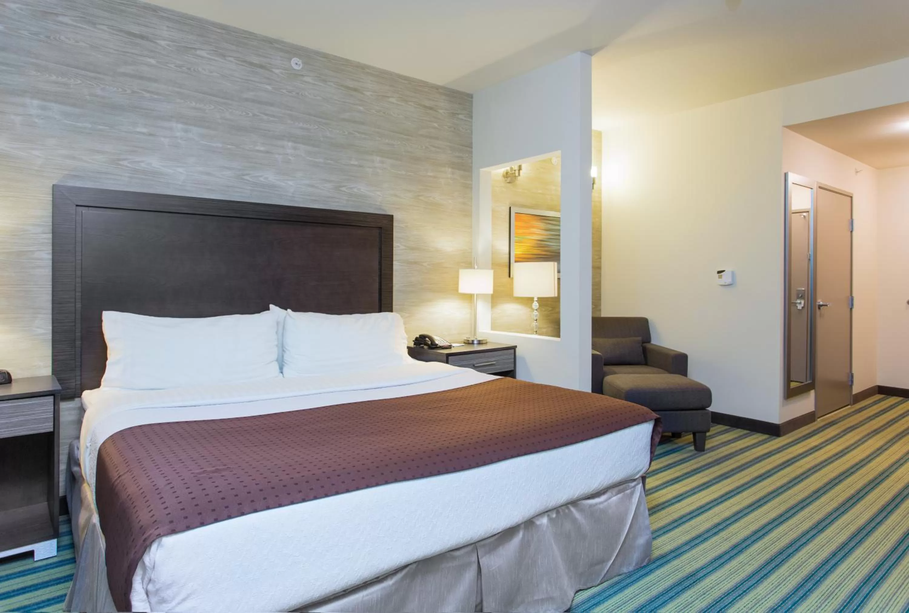 Photo of the whole room, Bed in Holiday Inn Texarkana Arkansas Convention Center by IHG
