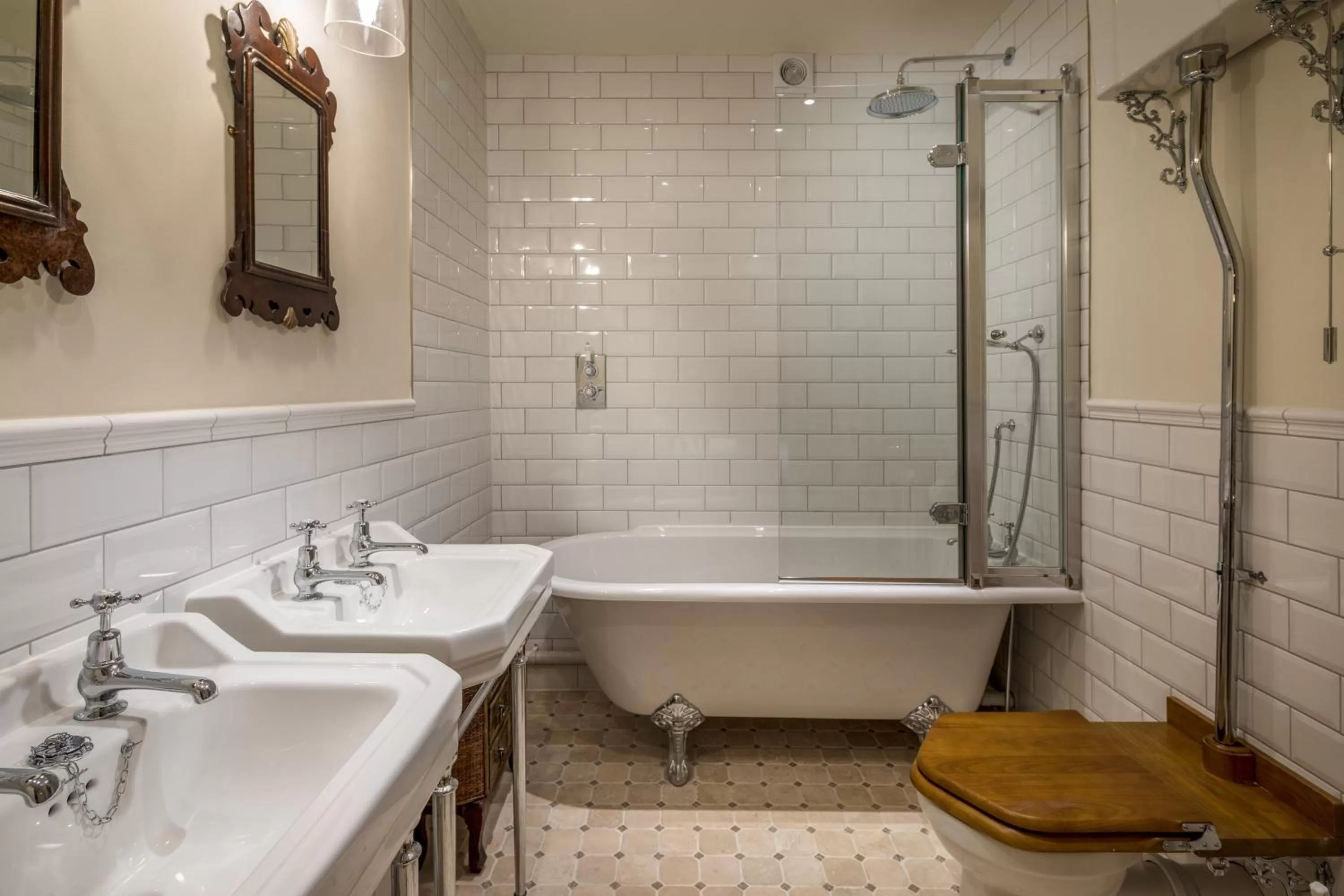 Shower in Tolcarne Beach Colonial Restaurant and Rooms