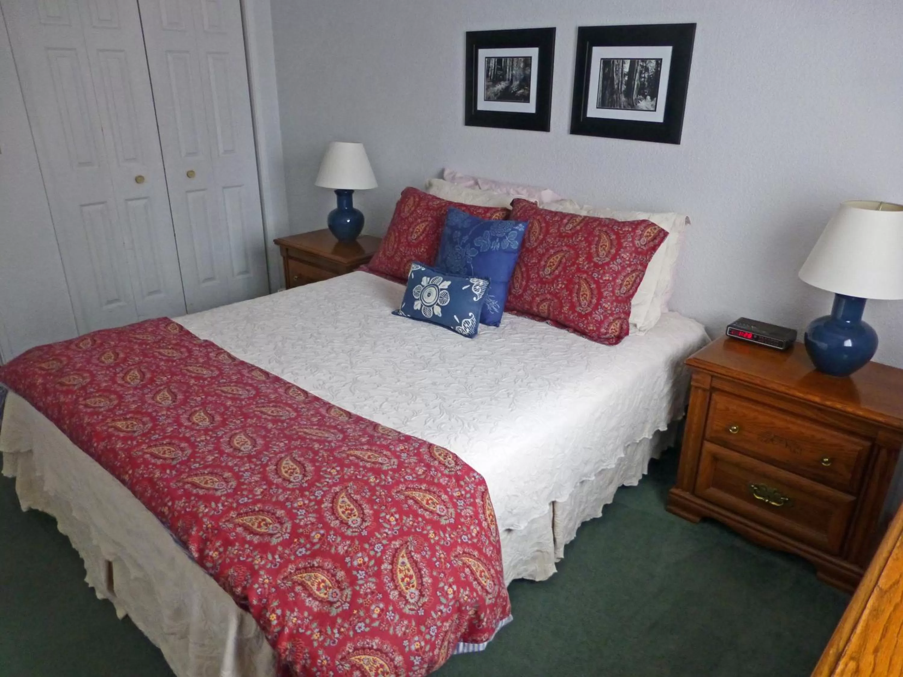 Photo of the whole room, Bed in Redwood Suites