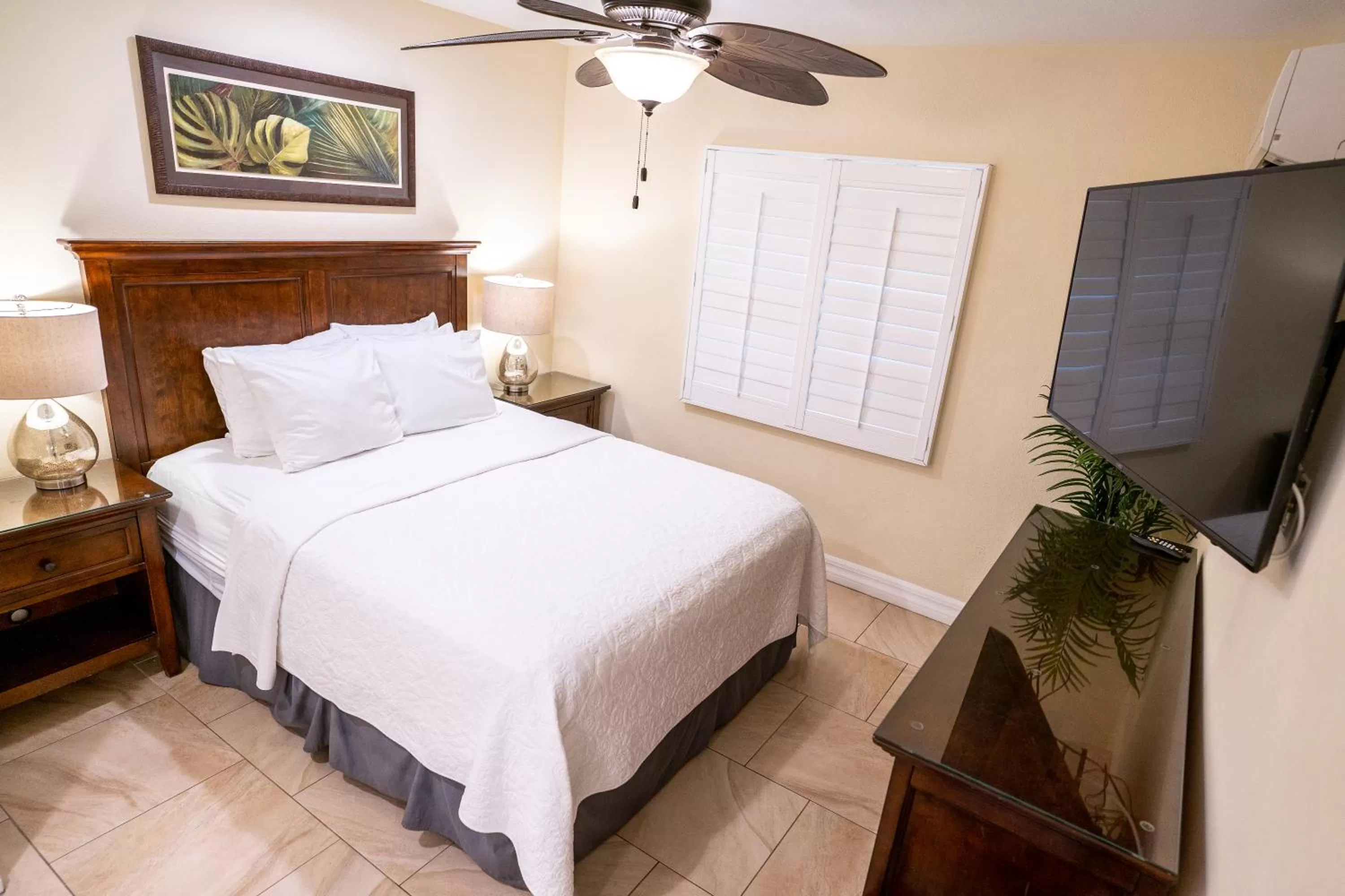 Bed in The Capri at Siesta