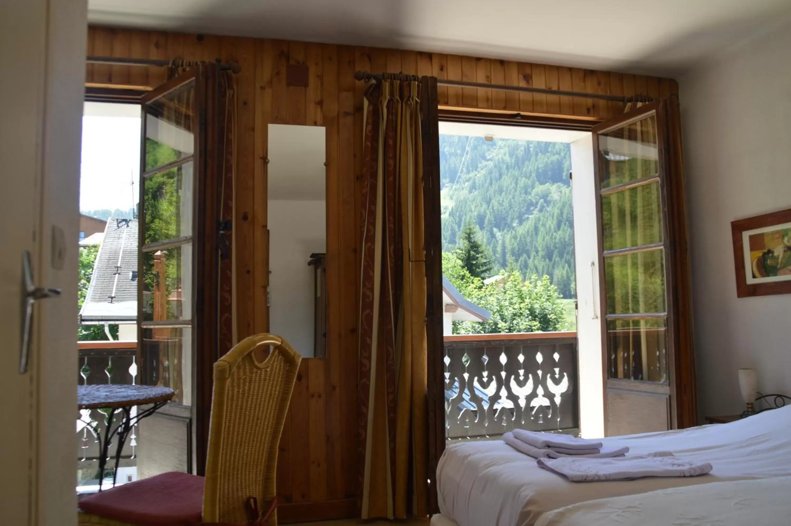 Large Twin Room in Hotel Le Genepy Large Twin Room in Hotel Le Genepy