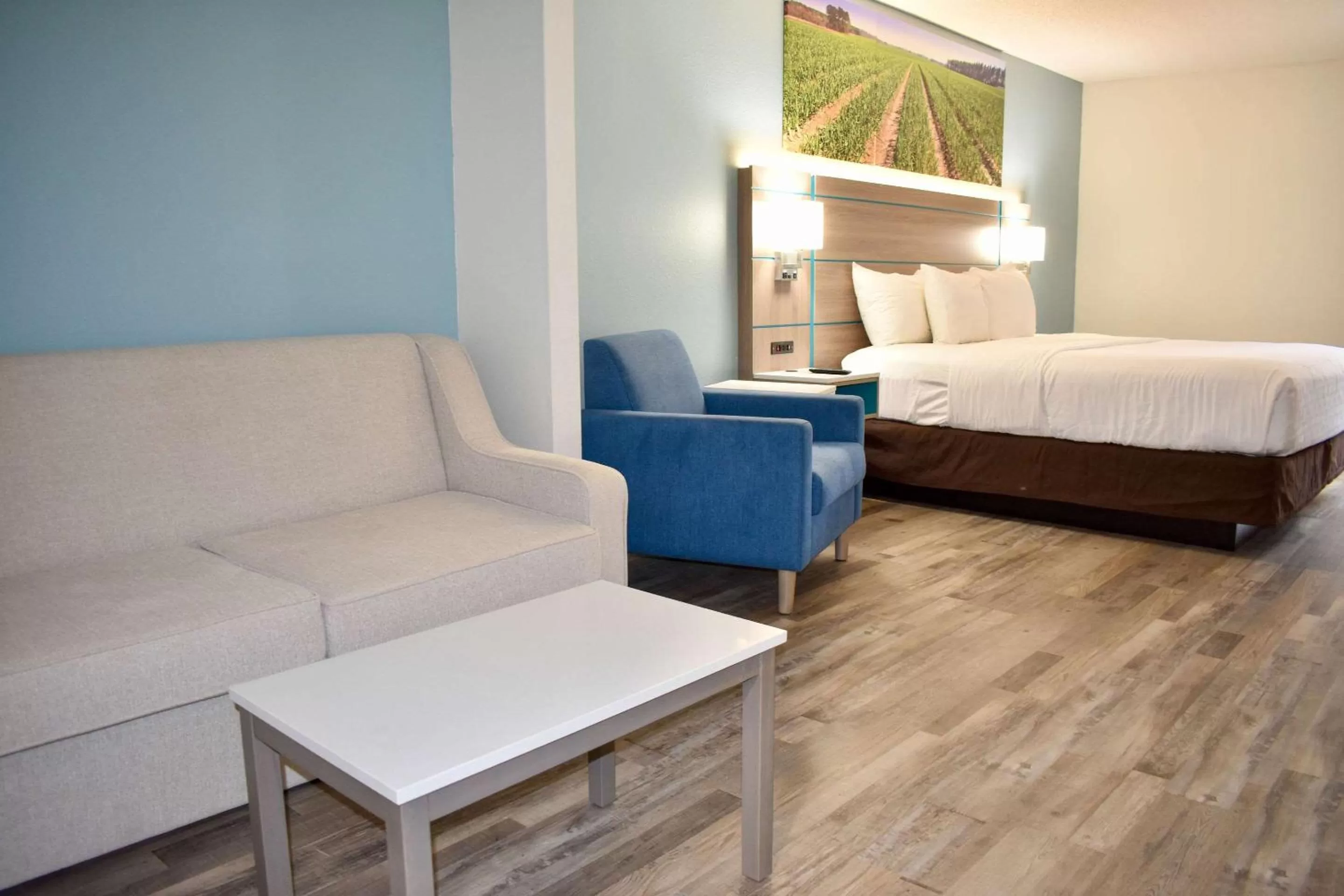 Bedroom, Bed in Clarion Pointe Vidalia - Lyons West