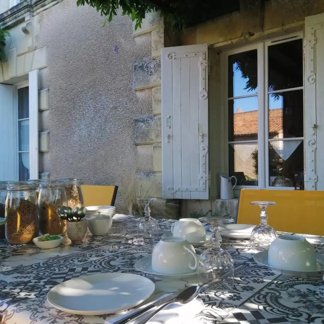 Property building, Restaurant/Places to Eat in La Jariette