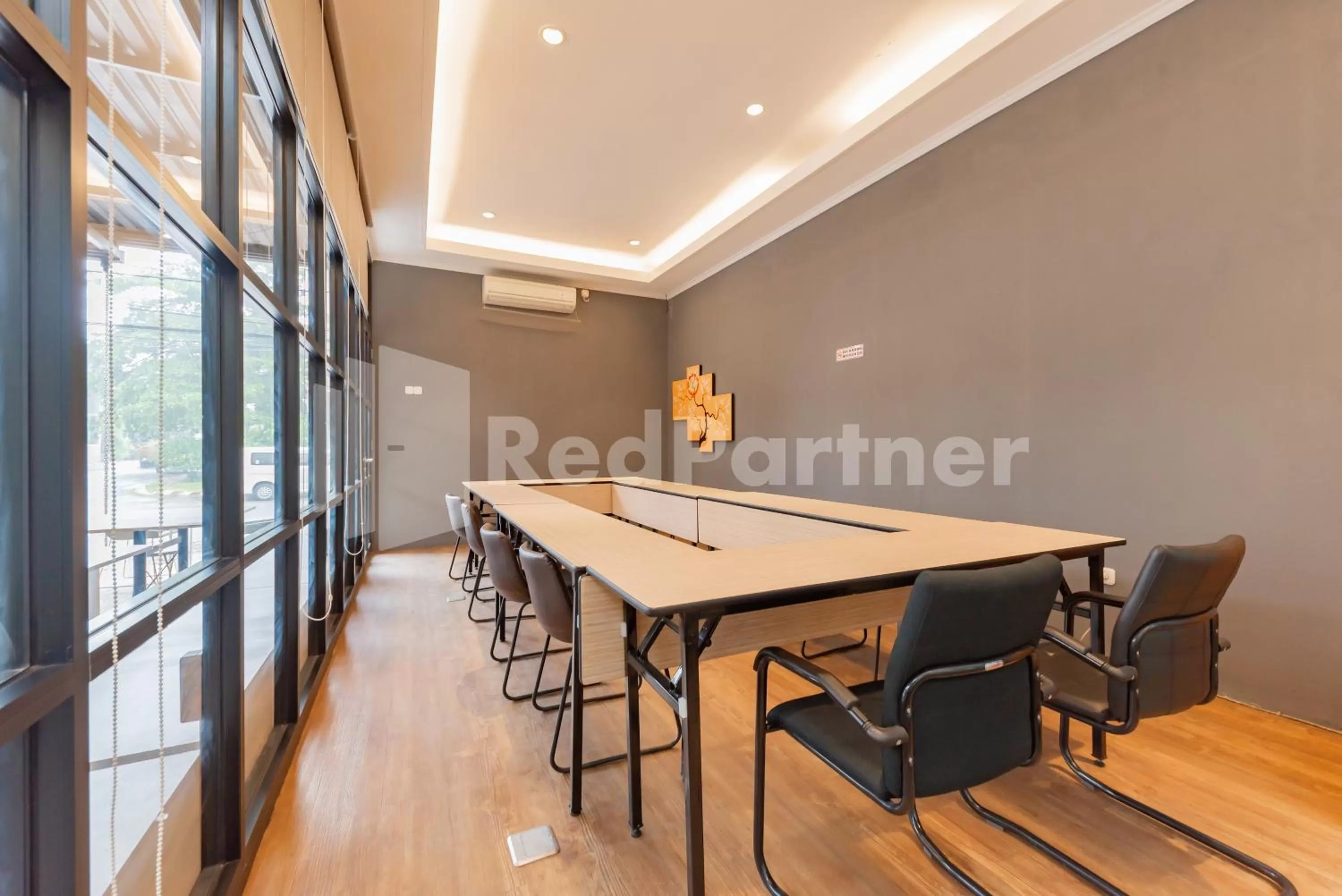 Meeting/conference room in Alqueby Hotel near Kiara Artha Park & Trans Studio Mall Mitra RedDoorz