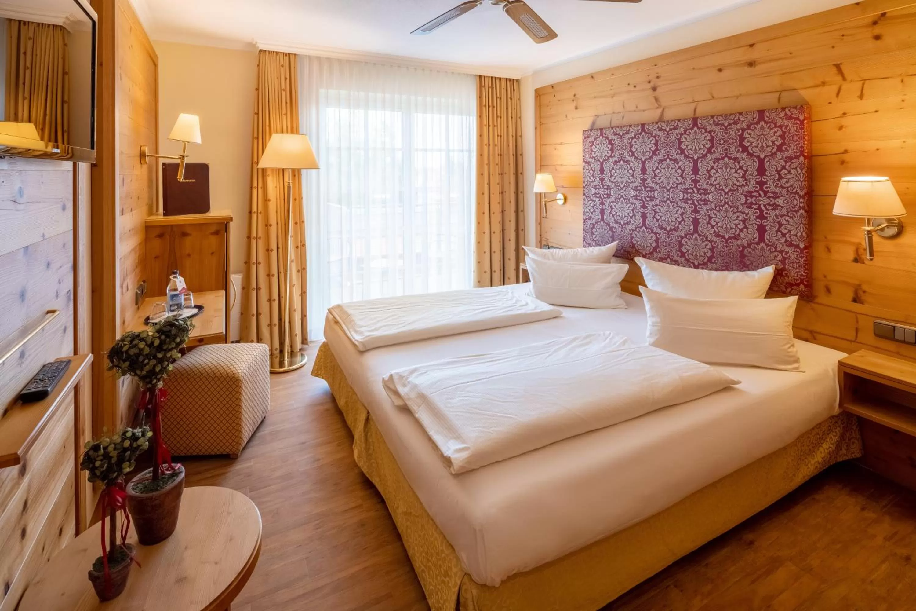 Photo of the whole room, Bed in Hotel Schlosskrone