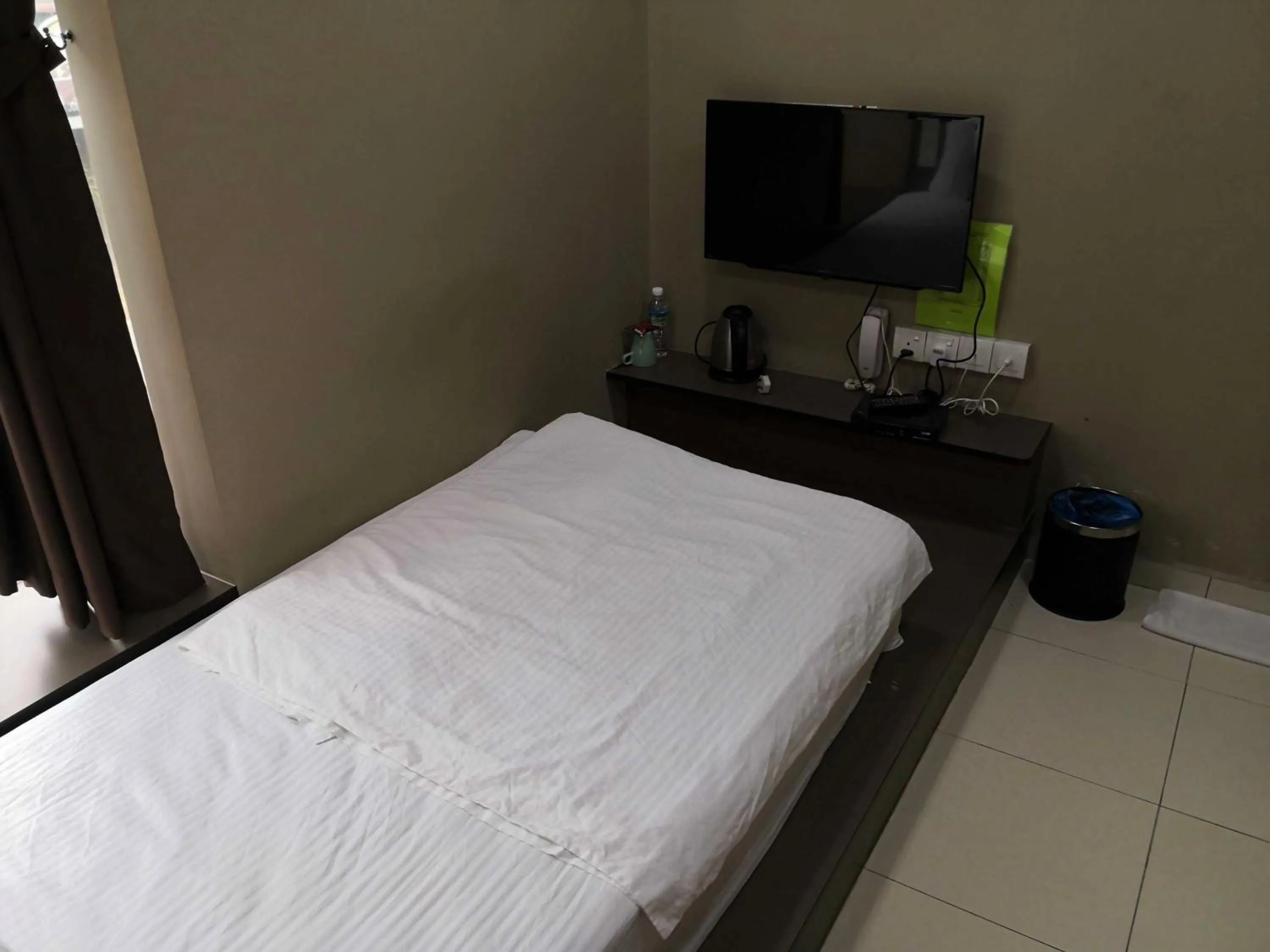 Bedroom, Bed in Tropika Garden Hotel Kulai