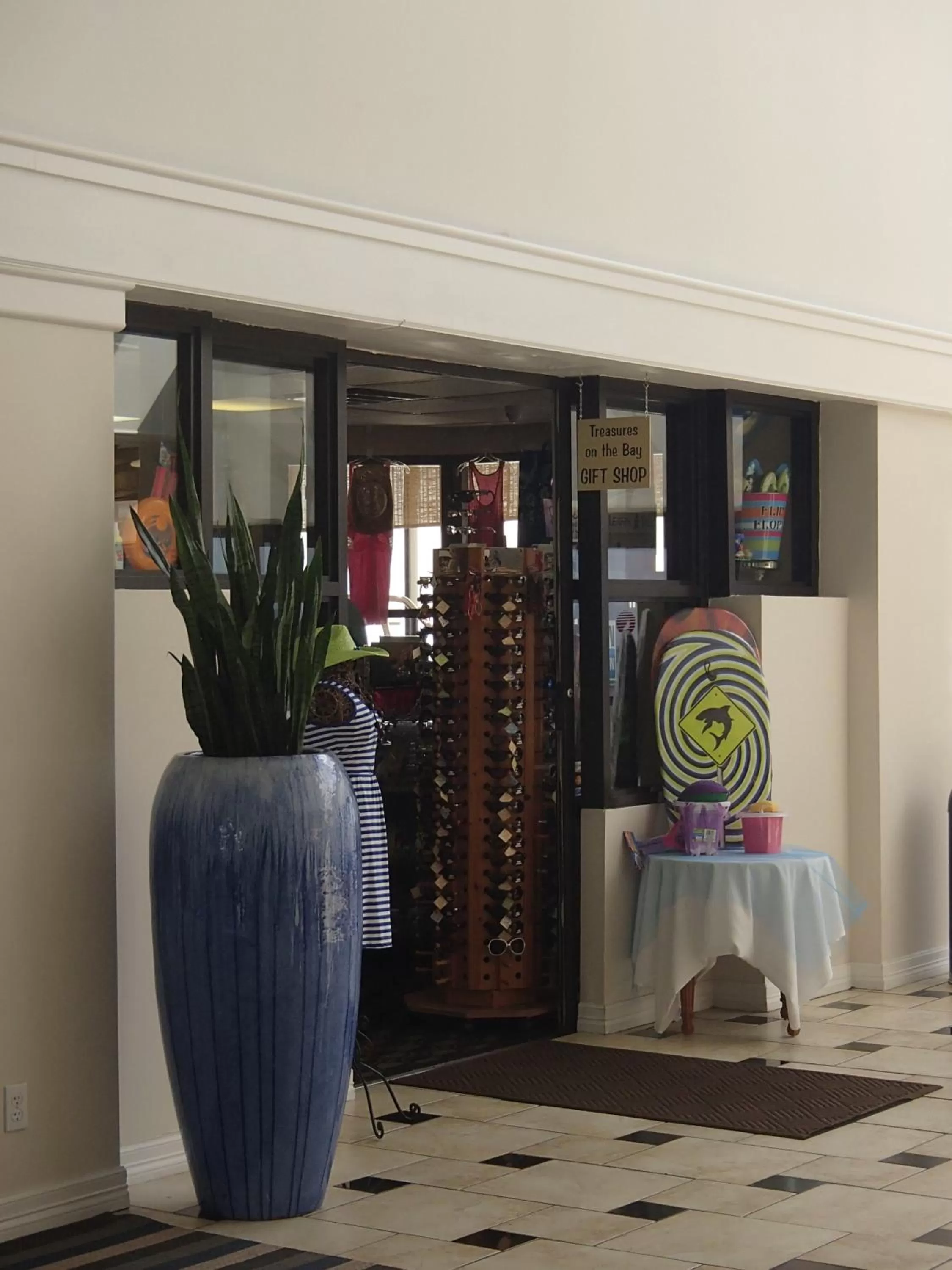 On-site shops in DoubleTree by Hilton Corpus Christi Beachfront