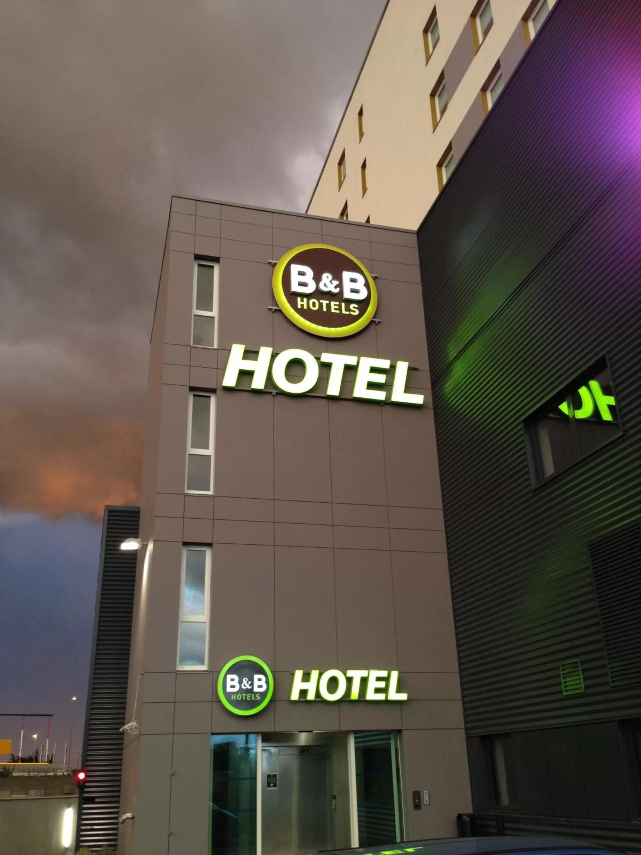 Facade/entrance in B&B HOTEL Lyon Sud États-Unis