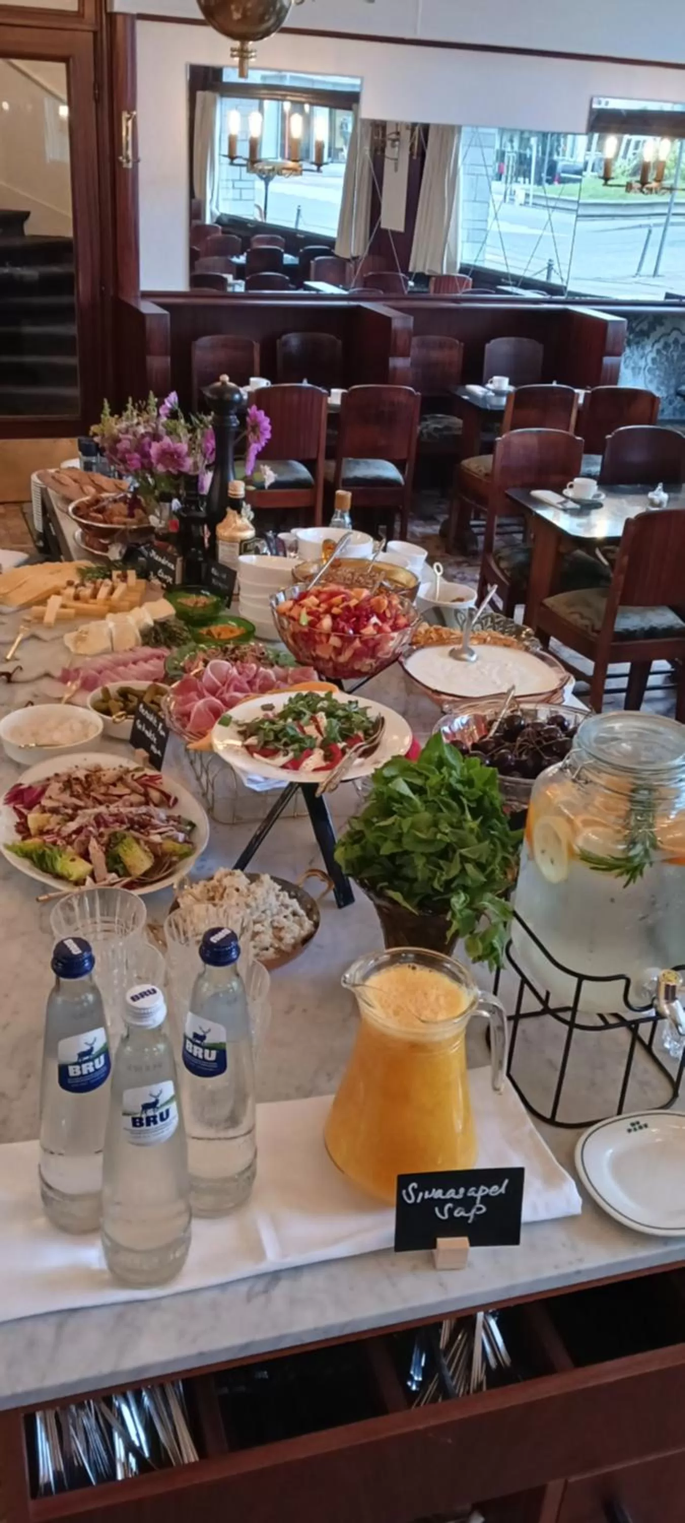 Breakfast in Hotel Du Parc