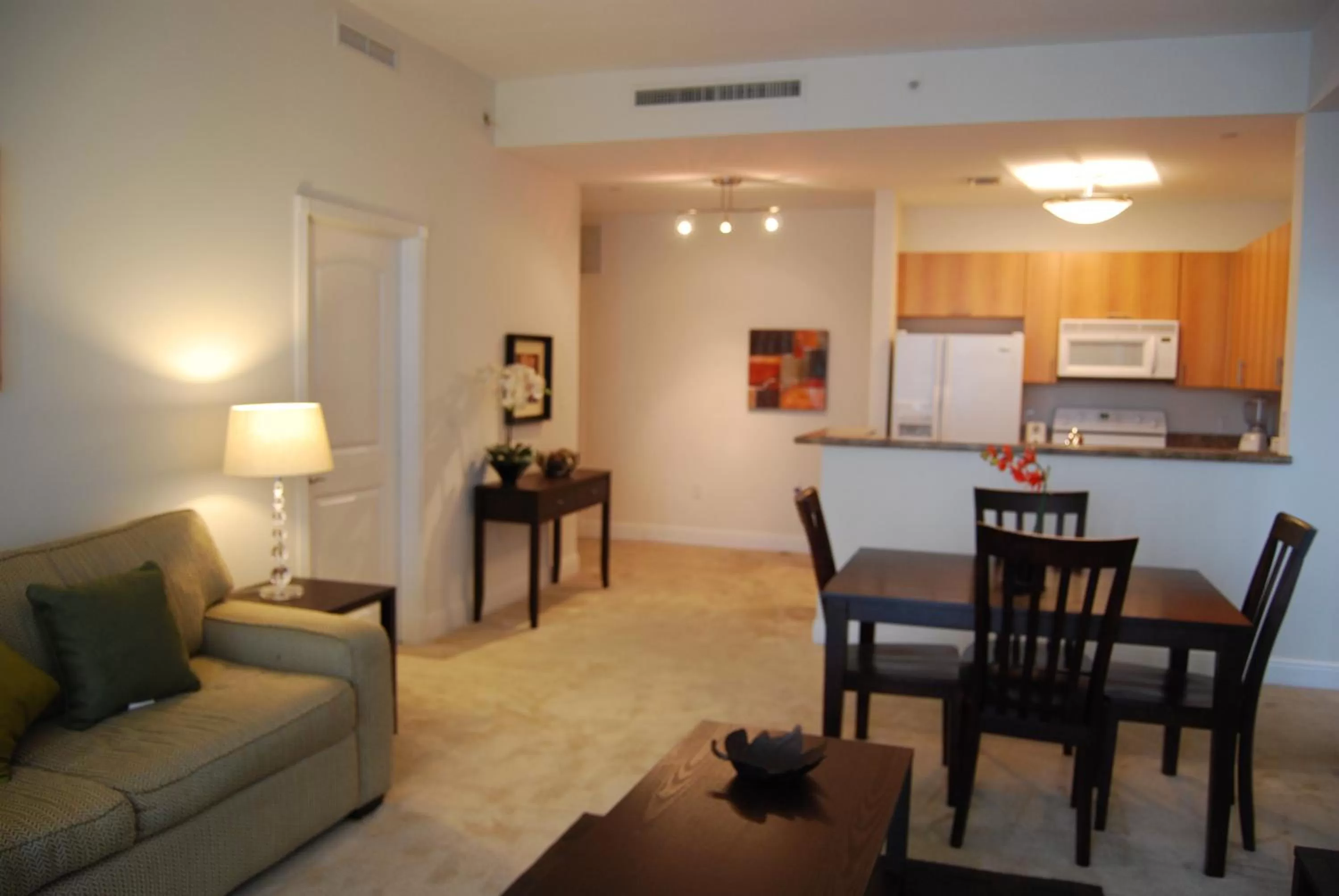 Dining area in Dadeland Towers by Miami Vacations