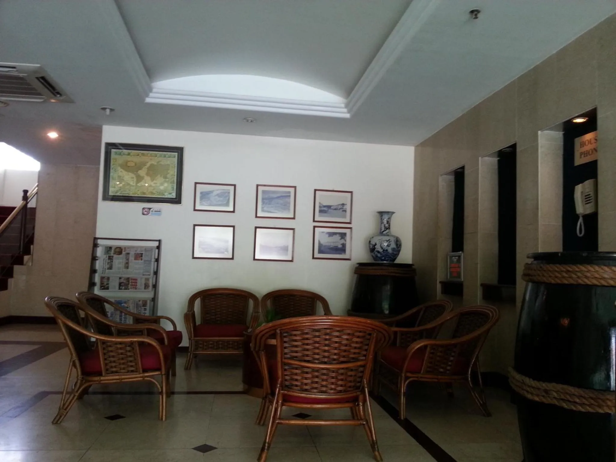 Lobby or reception in Pacific Orient Hotel ( 凯富大酒店 )