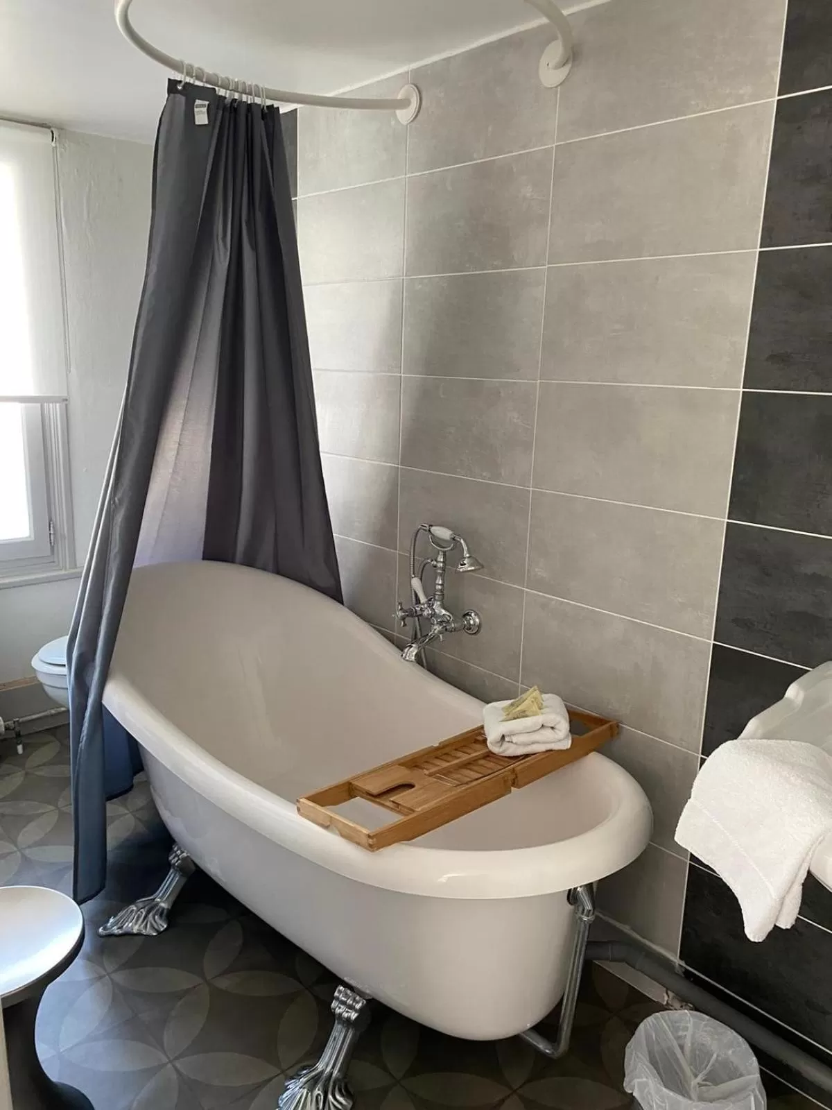 Bath in The Originals Boutique, Hôtel La Colonne de Bronze, Saint-Valéry-sur-Somme