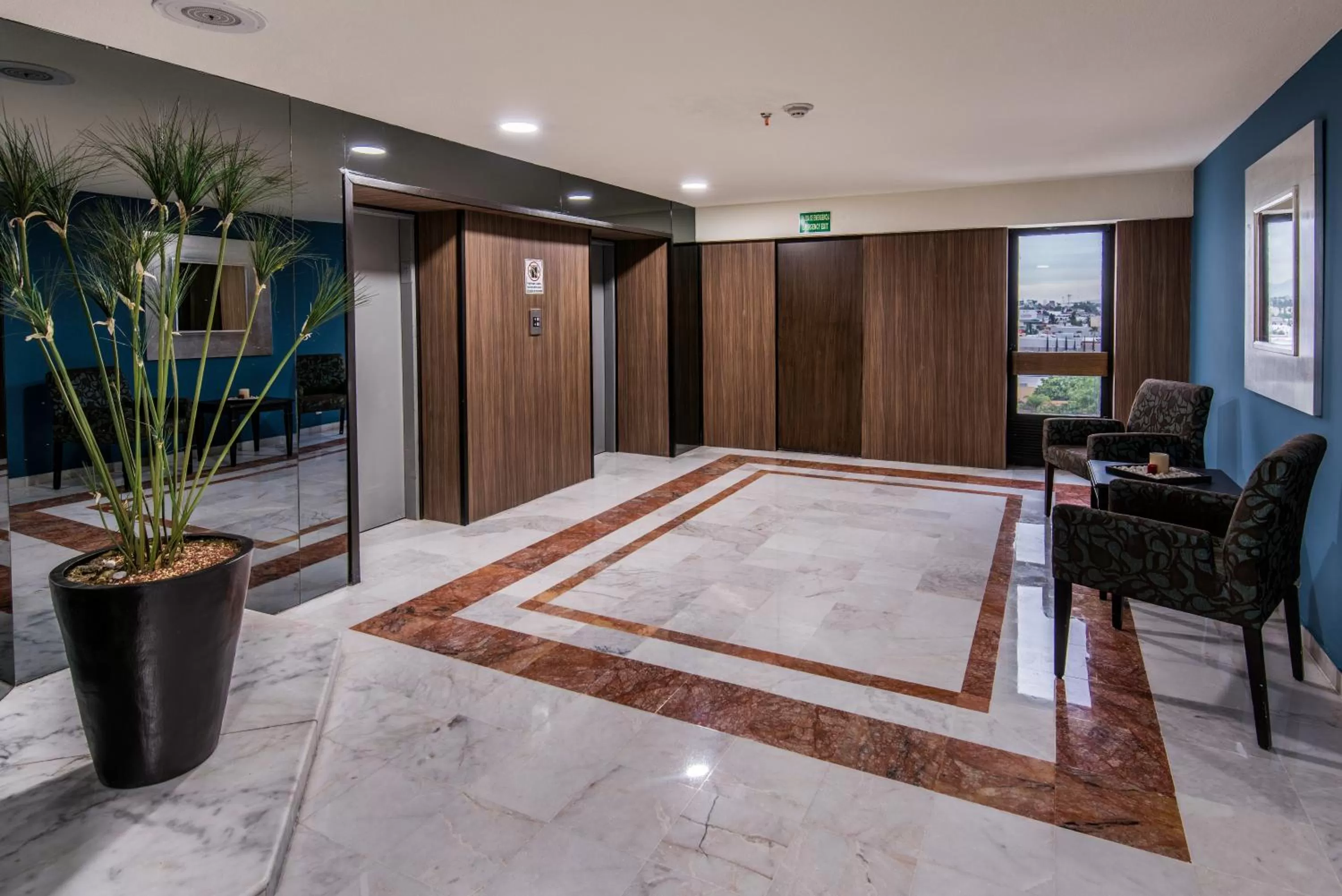 Lobby or reception in Holiday Inn Guadalajara Expo Plaza del Sol by IHG
