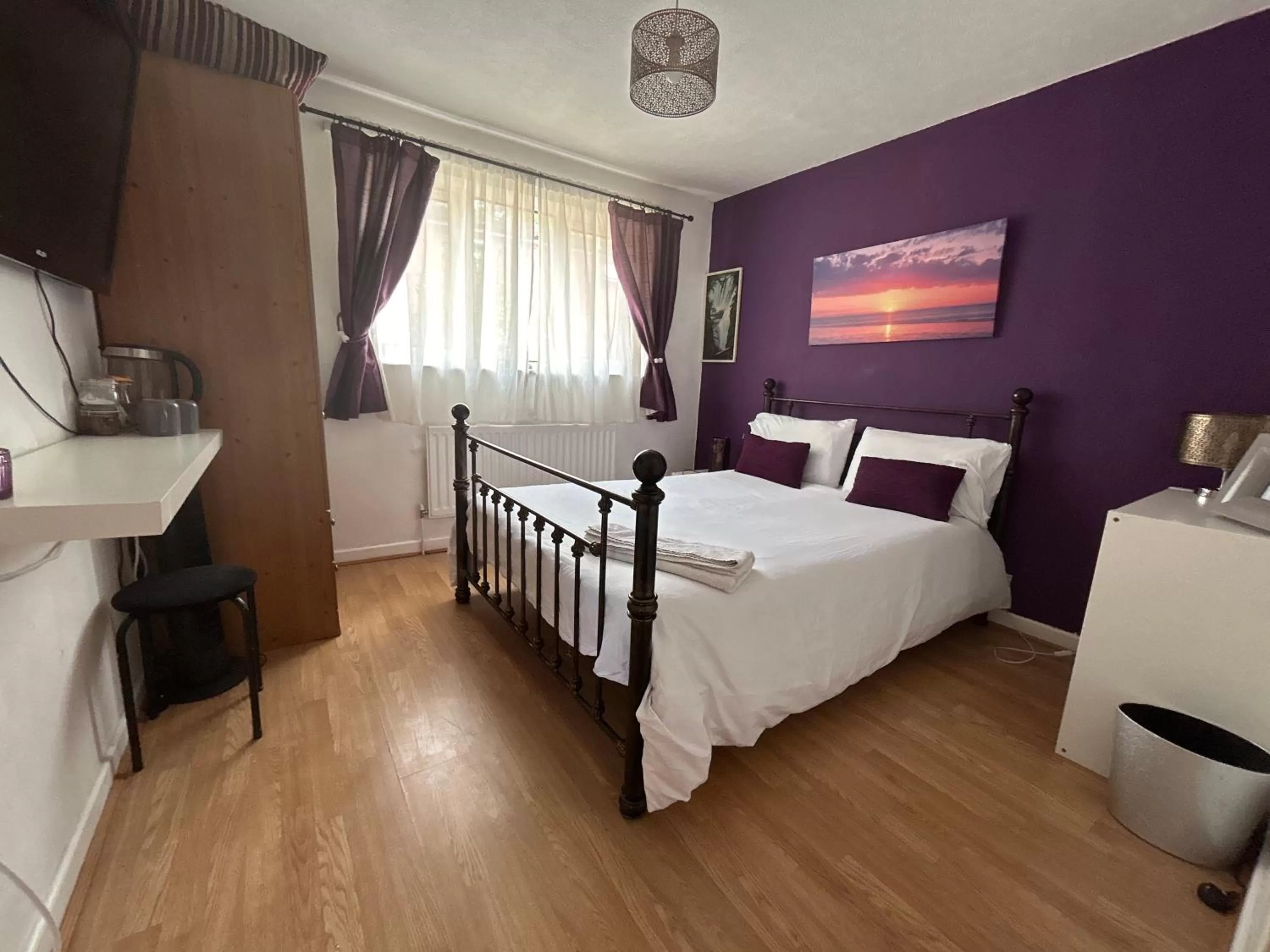 Bed in Home from home, close to Redditch hospital & transport links