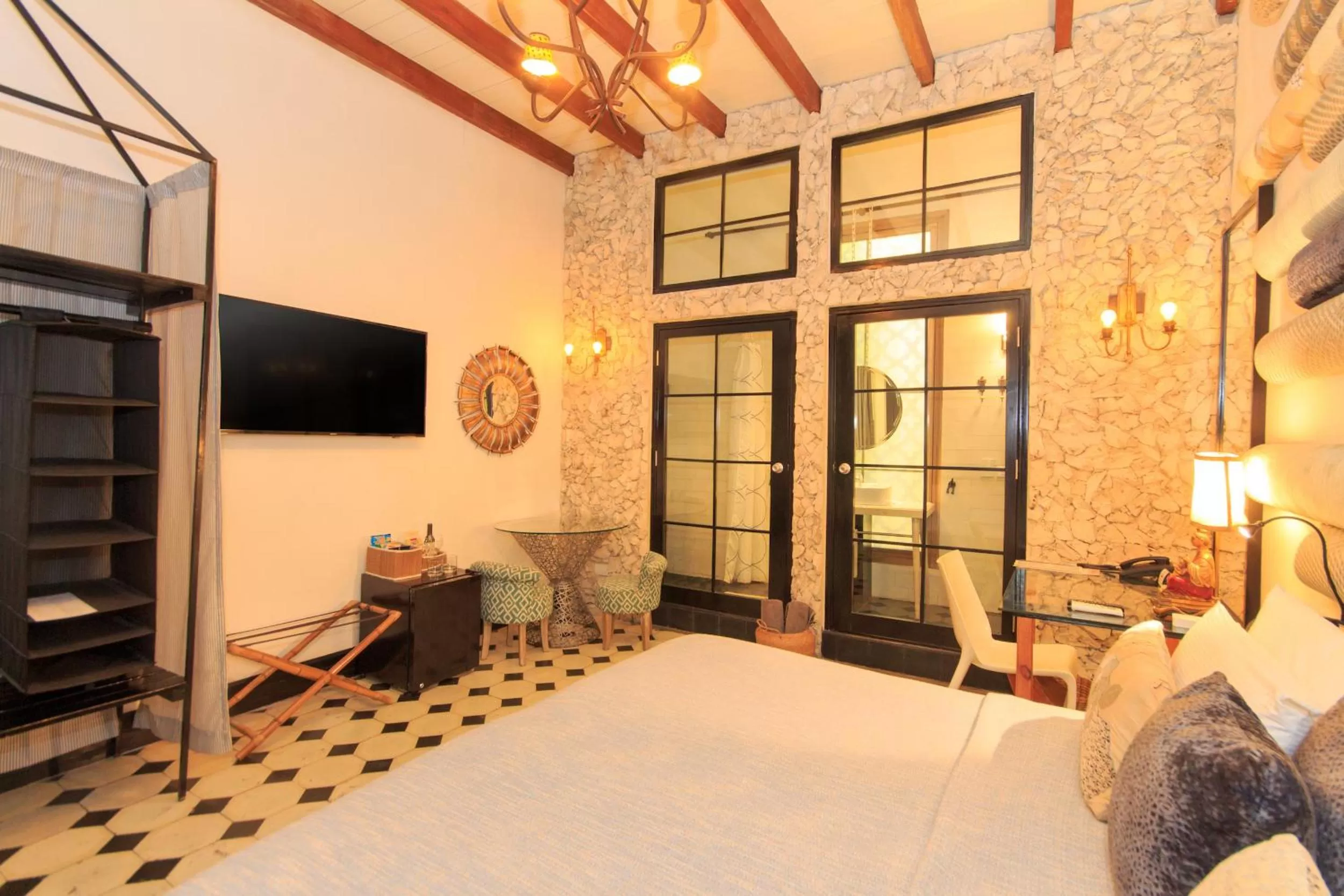 TV and multimedia, Bed in Hotel Casa Lola Deluxe Gallery