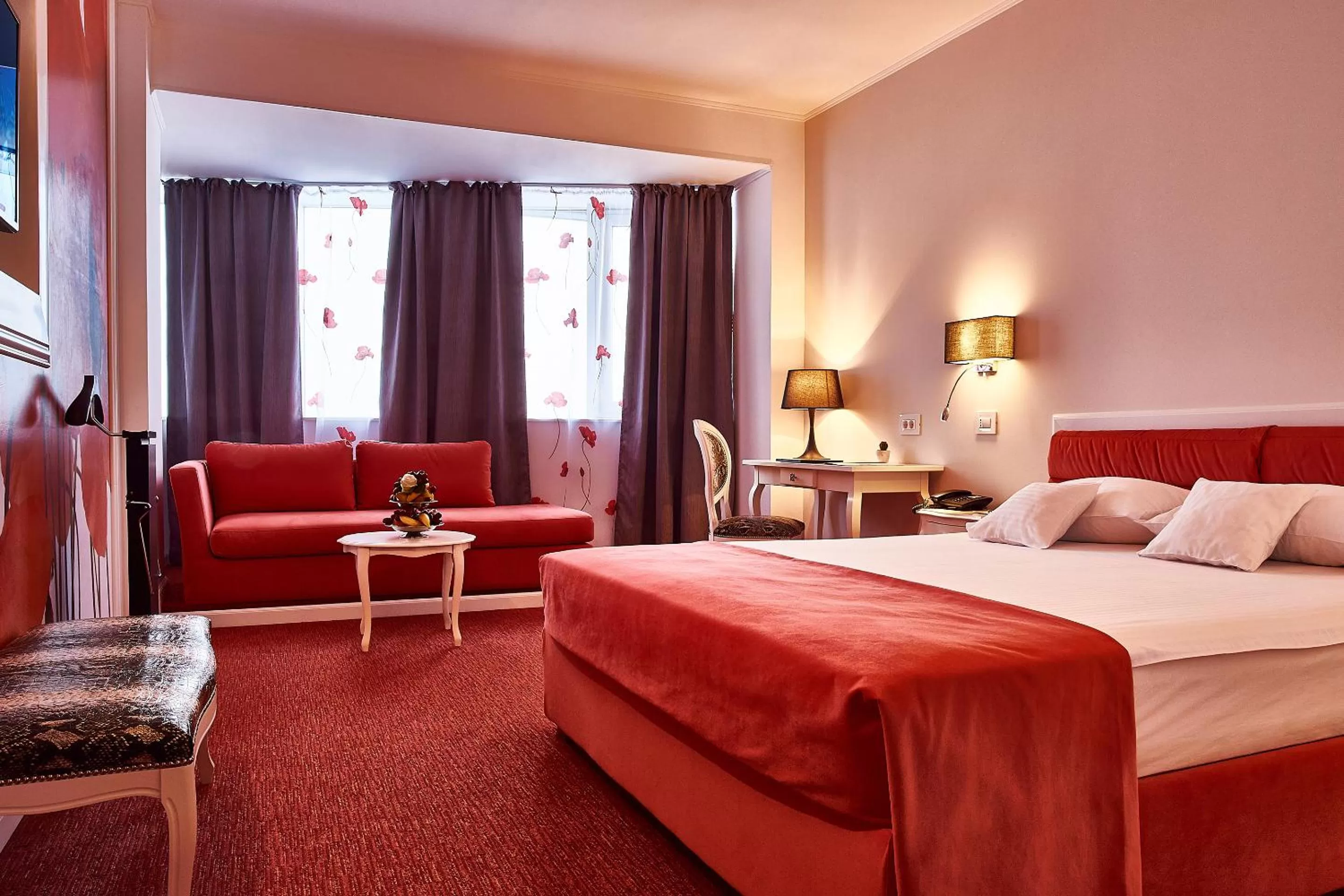 Photo of the whole room, Bed in Continental Forum Arad