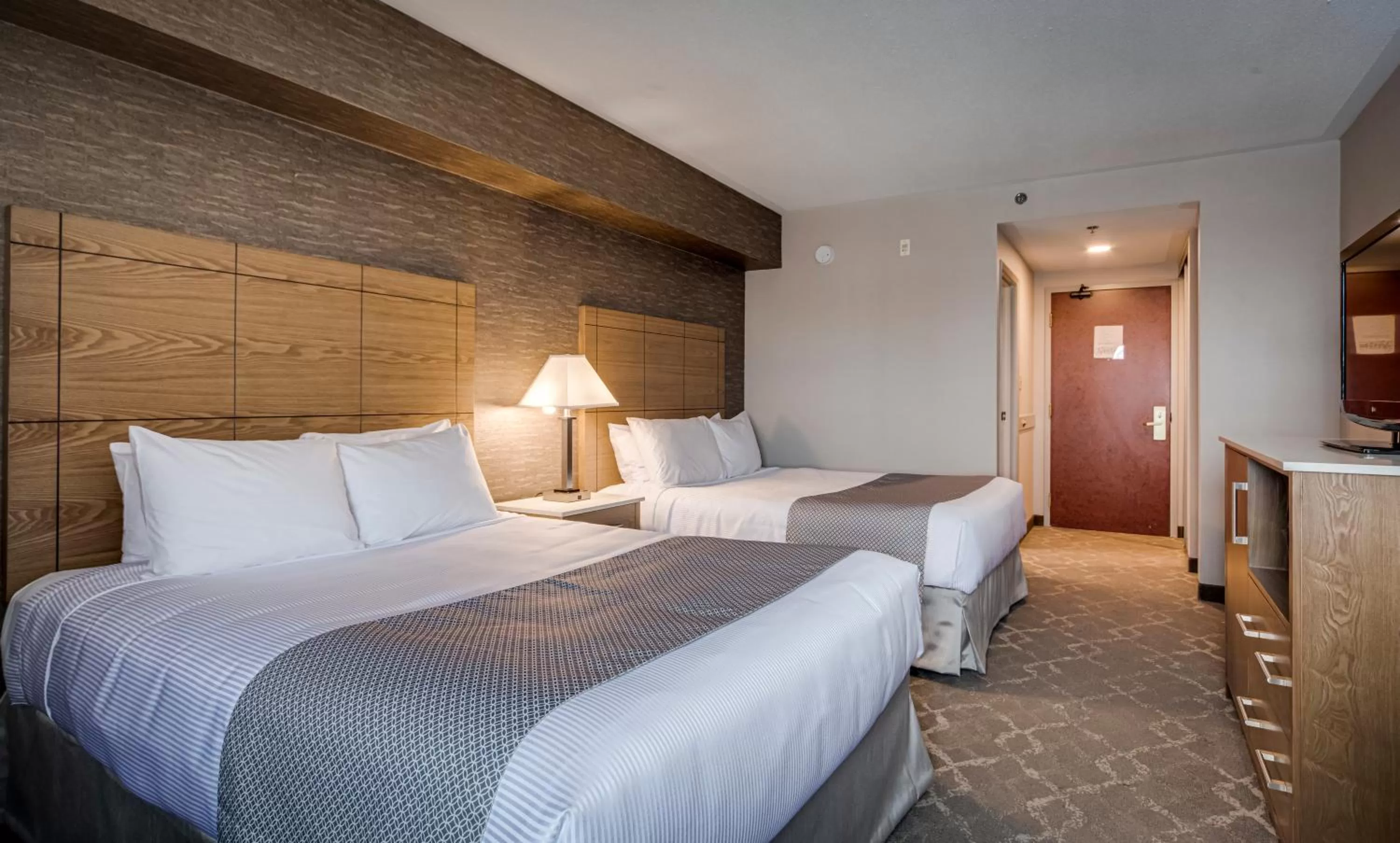 Bed in Monte Carlo Inn Vaughan Suites