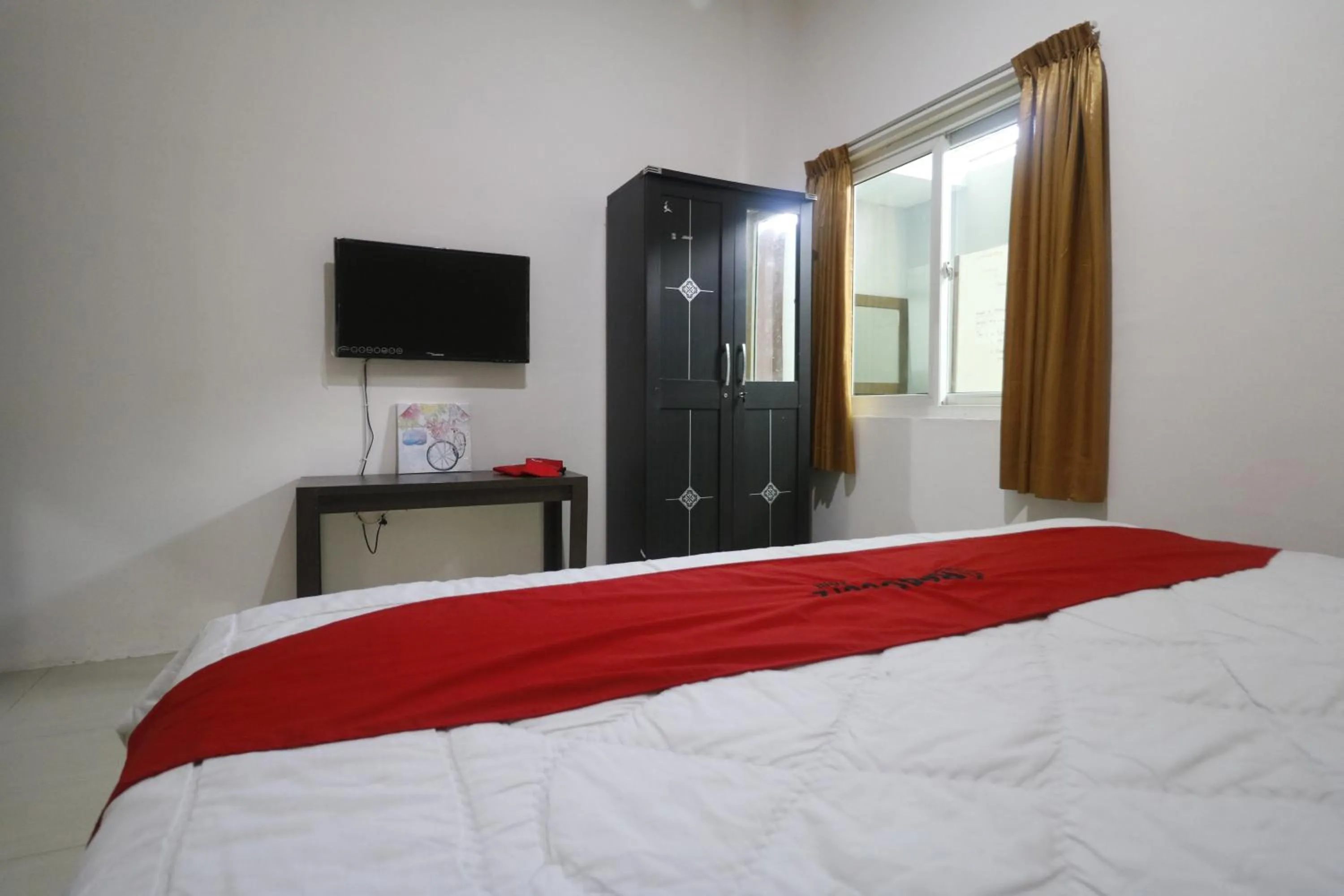 Bedroom, Bed in RedDoorz @ Jalan Krakatau Medan