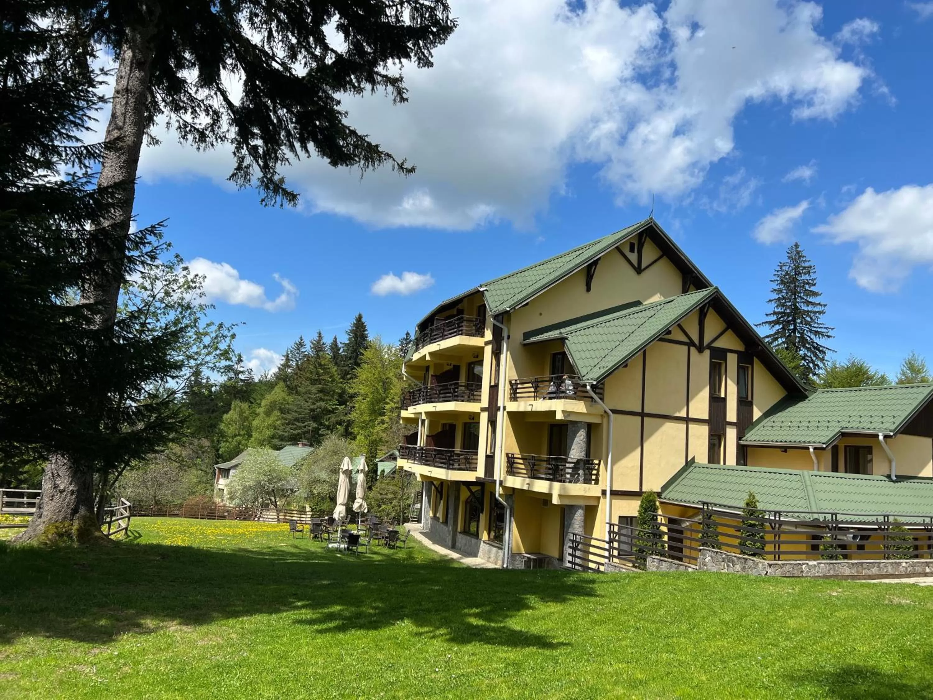 Property building in Hotel Casa Viorel jacuzzi & saunas