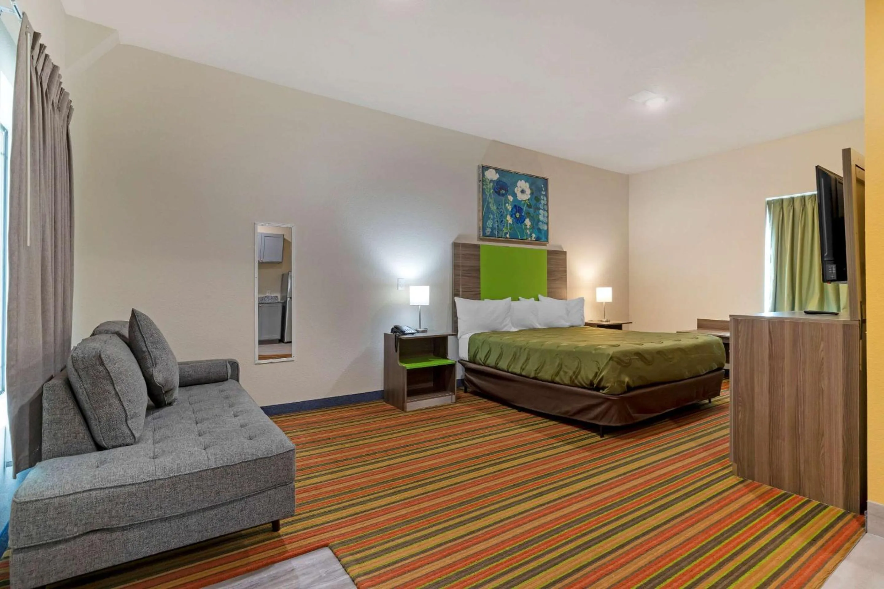 Photo of the whole room, Seating Area in Quality Inn & Suites Elgin by Choice Hotels